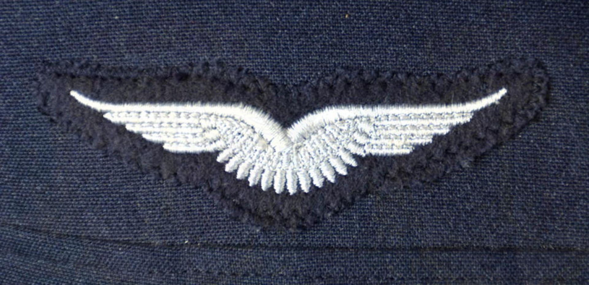 UNIFORM HAUPTMANN DER LUFTWAFFE: Uniformrock, dunkelblaues Tuch, goldgelbe Kragenspiegel mit - Image 5 of 7