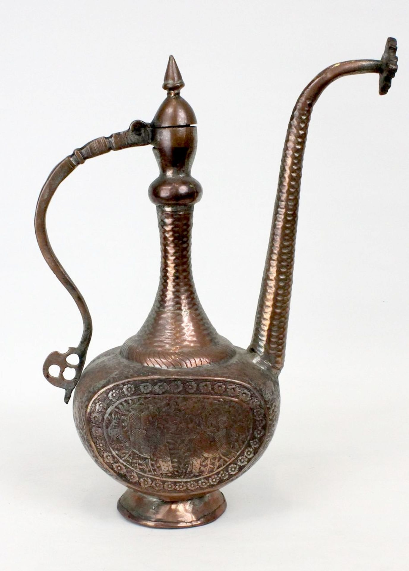 Orientalische Verzinnte und zisilierte Kupferbronzewasserkanne . - Bild 4 aus 7