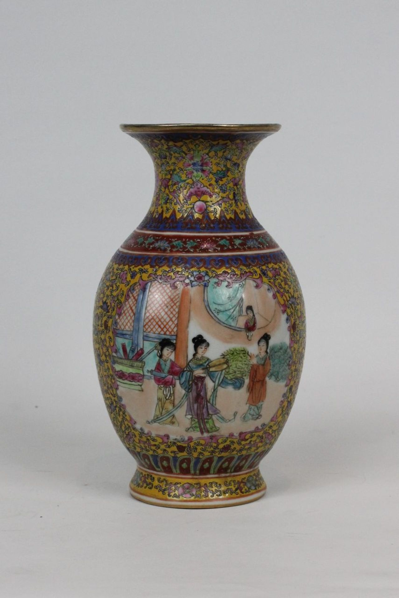 China Famille Jaune Millefleures Vase