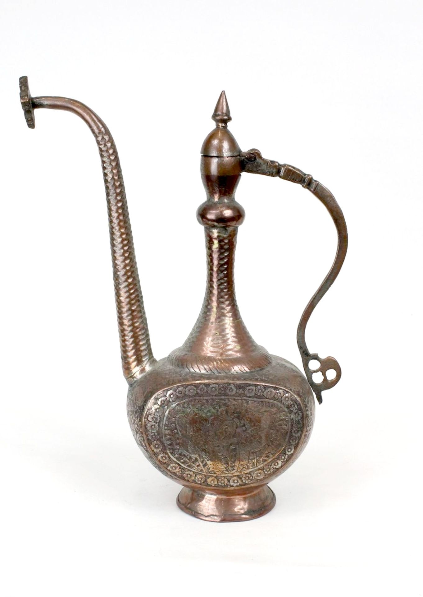 Orientalische Verzinnte und zisilierte Kupferbronzewasserkanne .