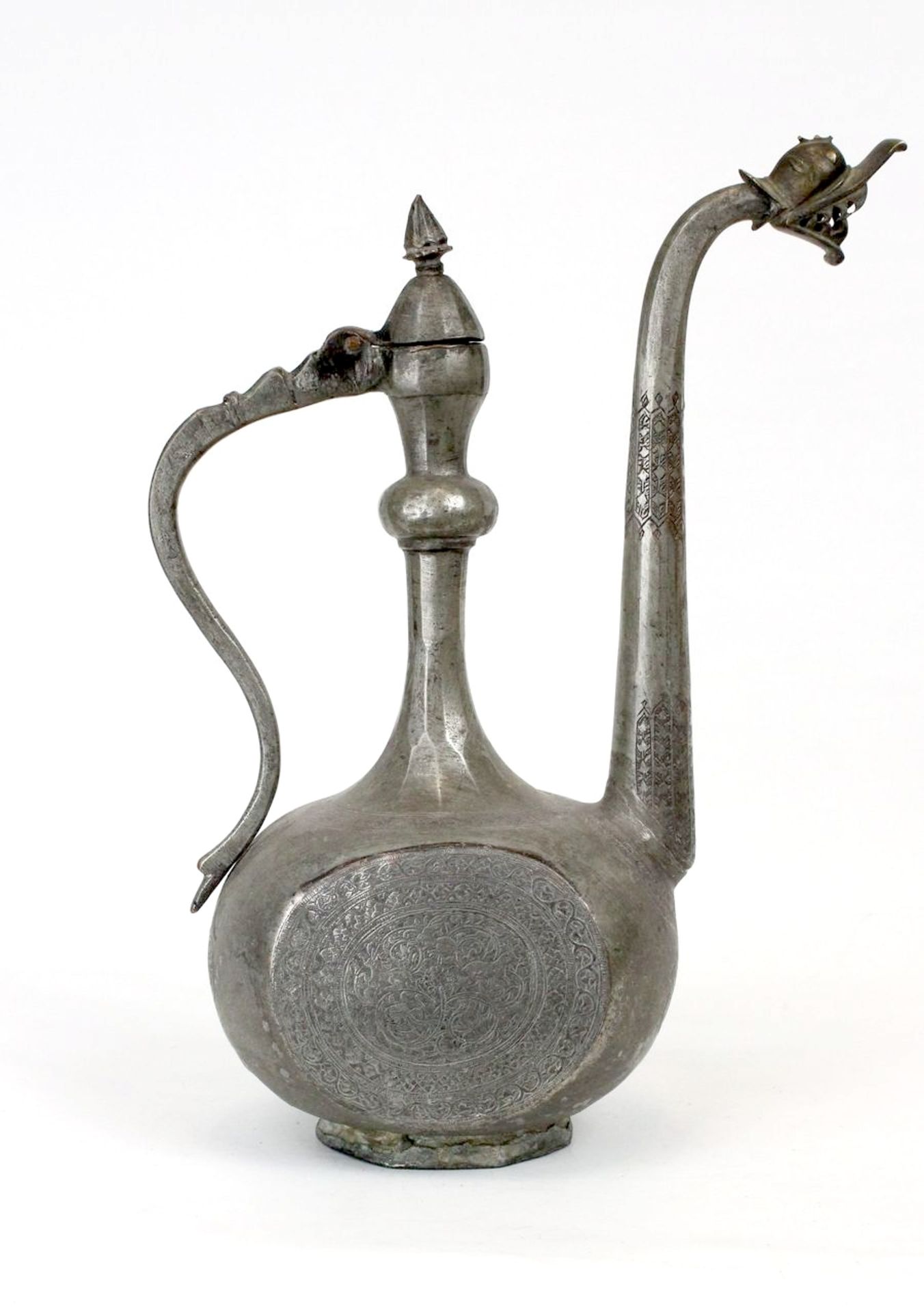 Orientalische Verzinnte und zisilierte Kupferbronzewasserkanne mit Drachenschnabelausguss