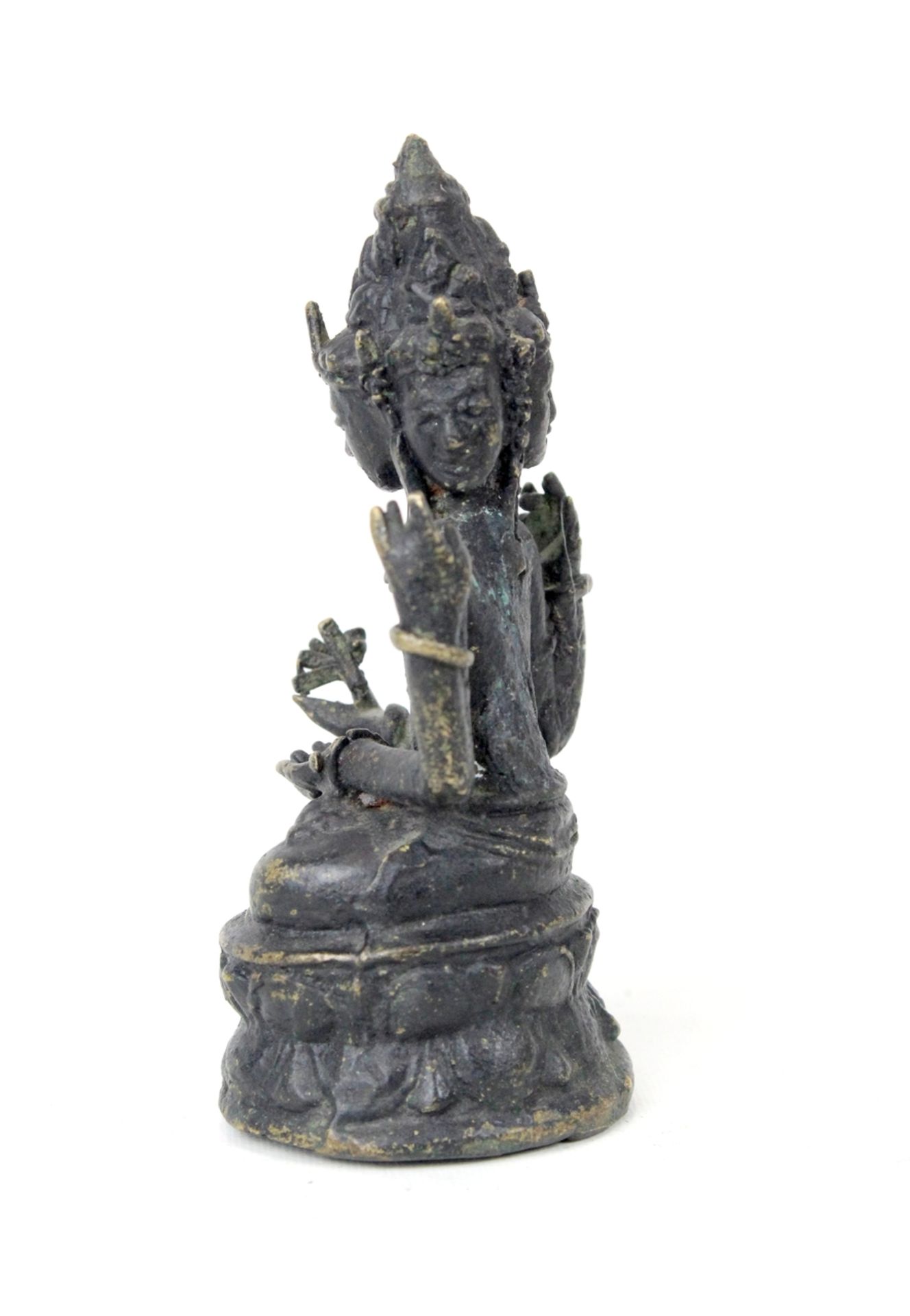 Tibet dreiköpfige sitzende Buddhafigur Bronze 19.Jhdt. - Bild 4 aus 5