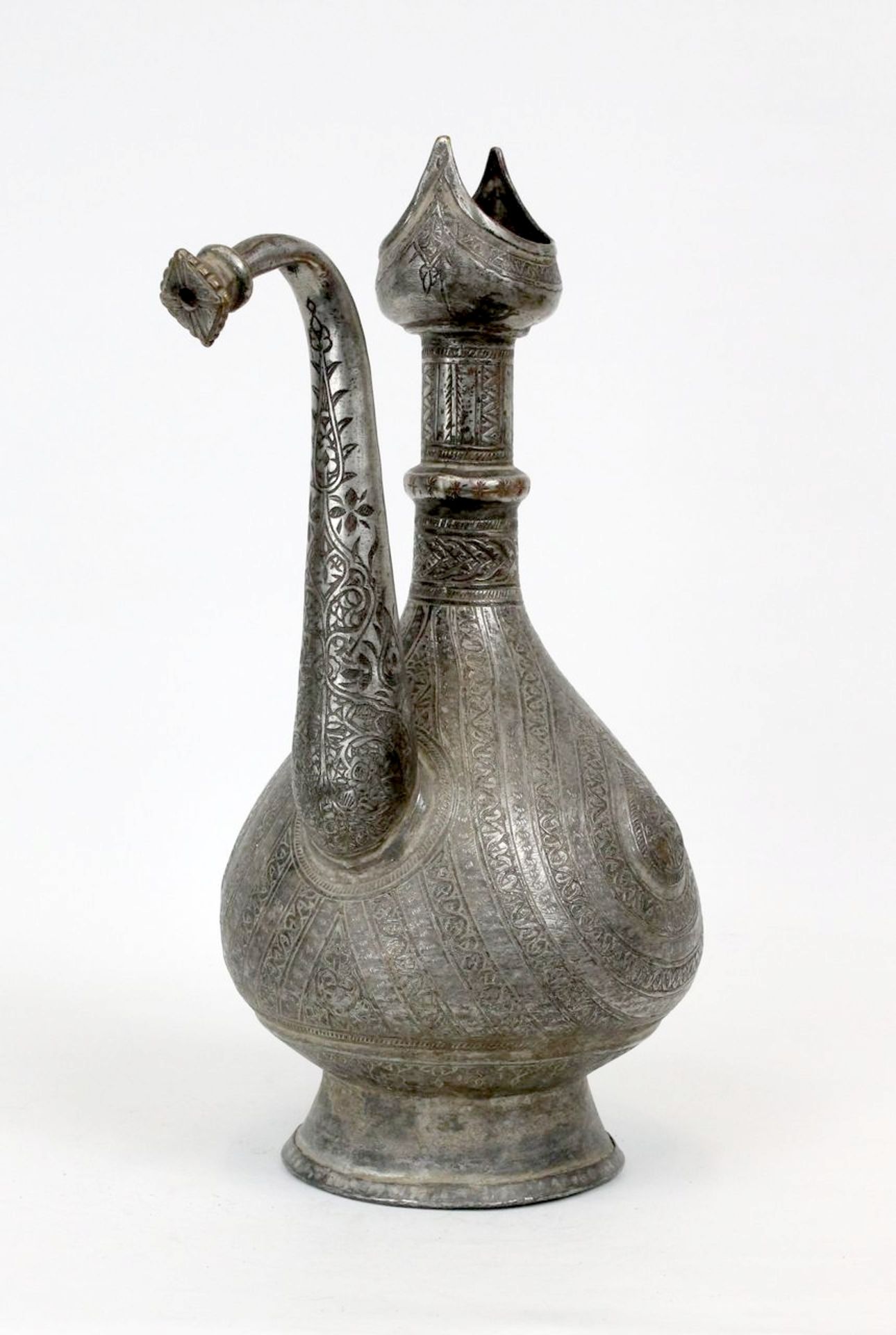 Orientalische Verzinnte und zisilierte Kupferbronzewasserkanne - Bild 4 aus 7