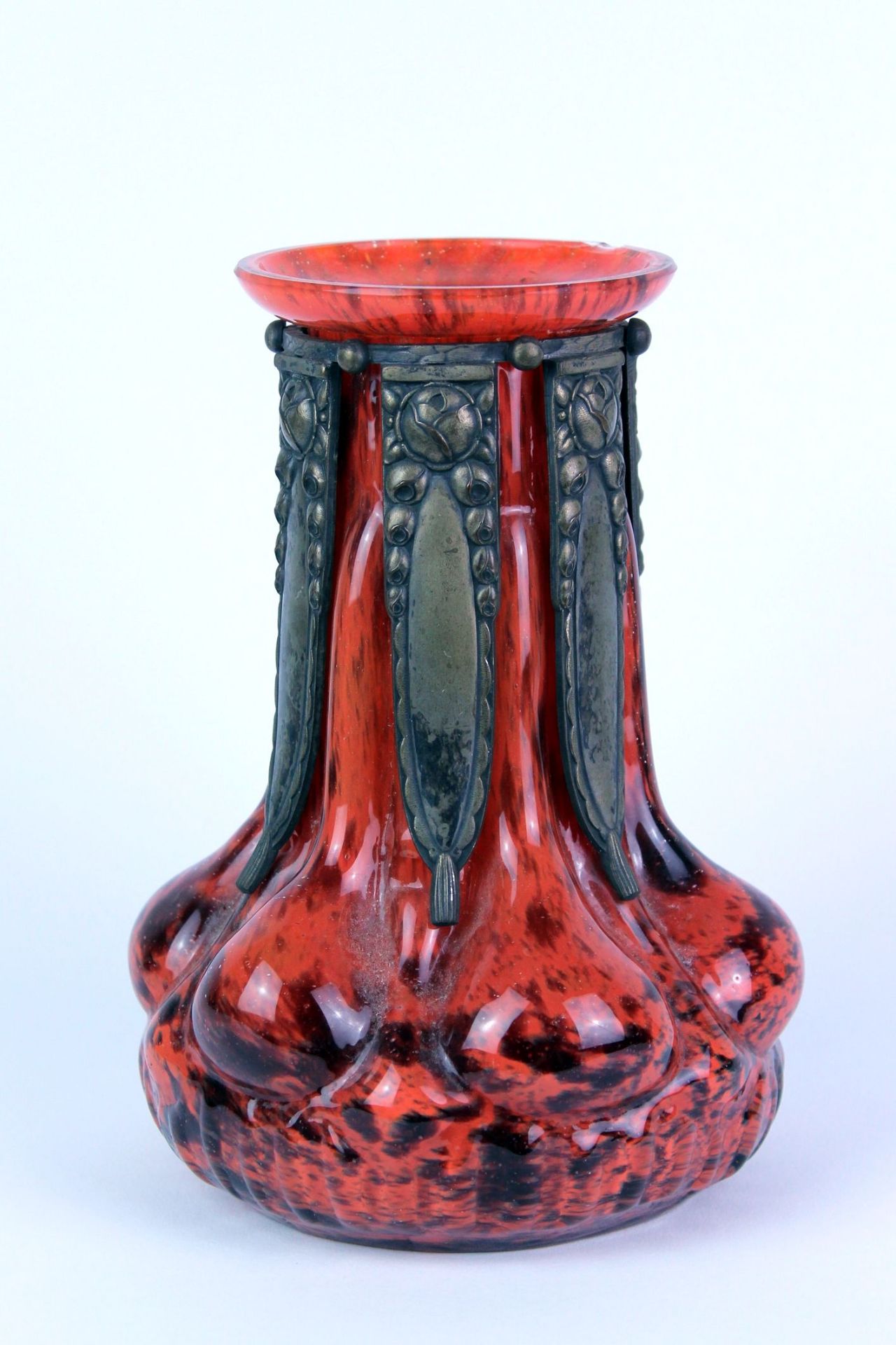 Jugendstil Glasvase Rotes Glas mit schwarzen Einschmelzungen und Bronzemontierungen <b - Image 3 of 5