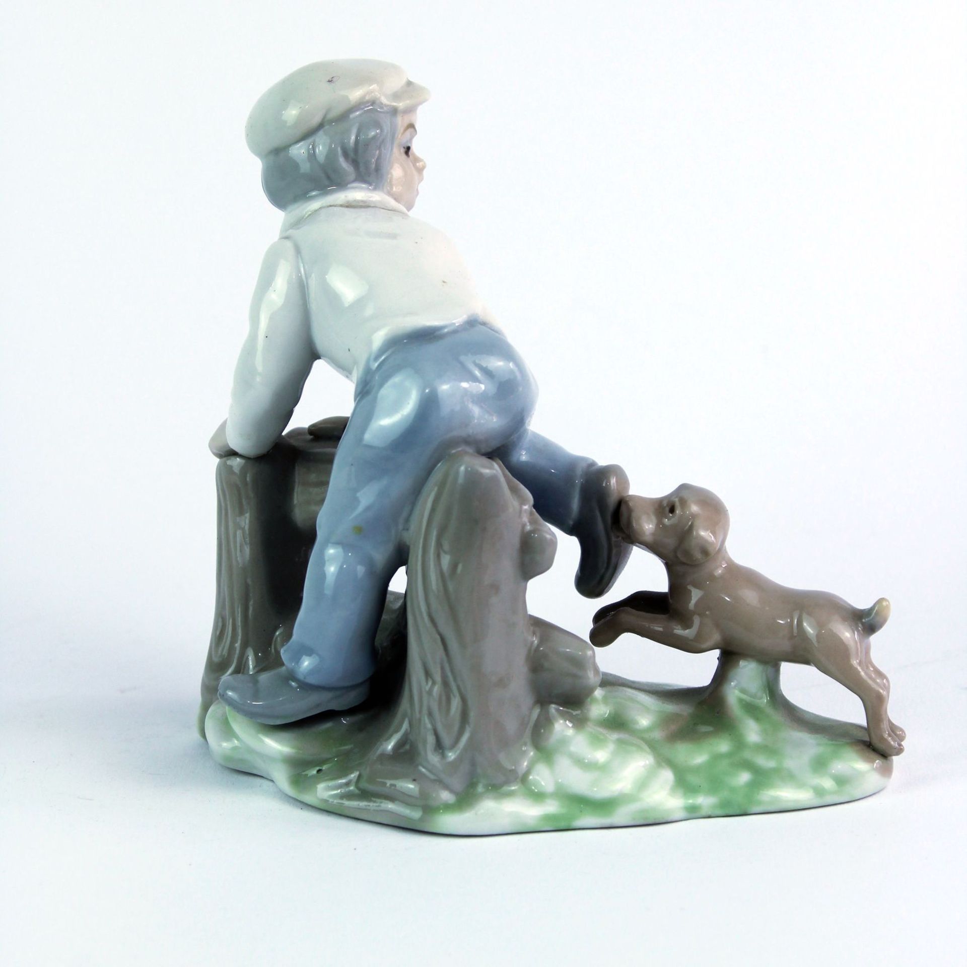Porzellanfigur " Junge wird von Hund verfolgt " Maße: ca. 14,5 x 15 x 8 cm Bodenm - Image 4 of 4