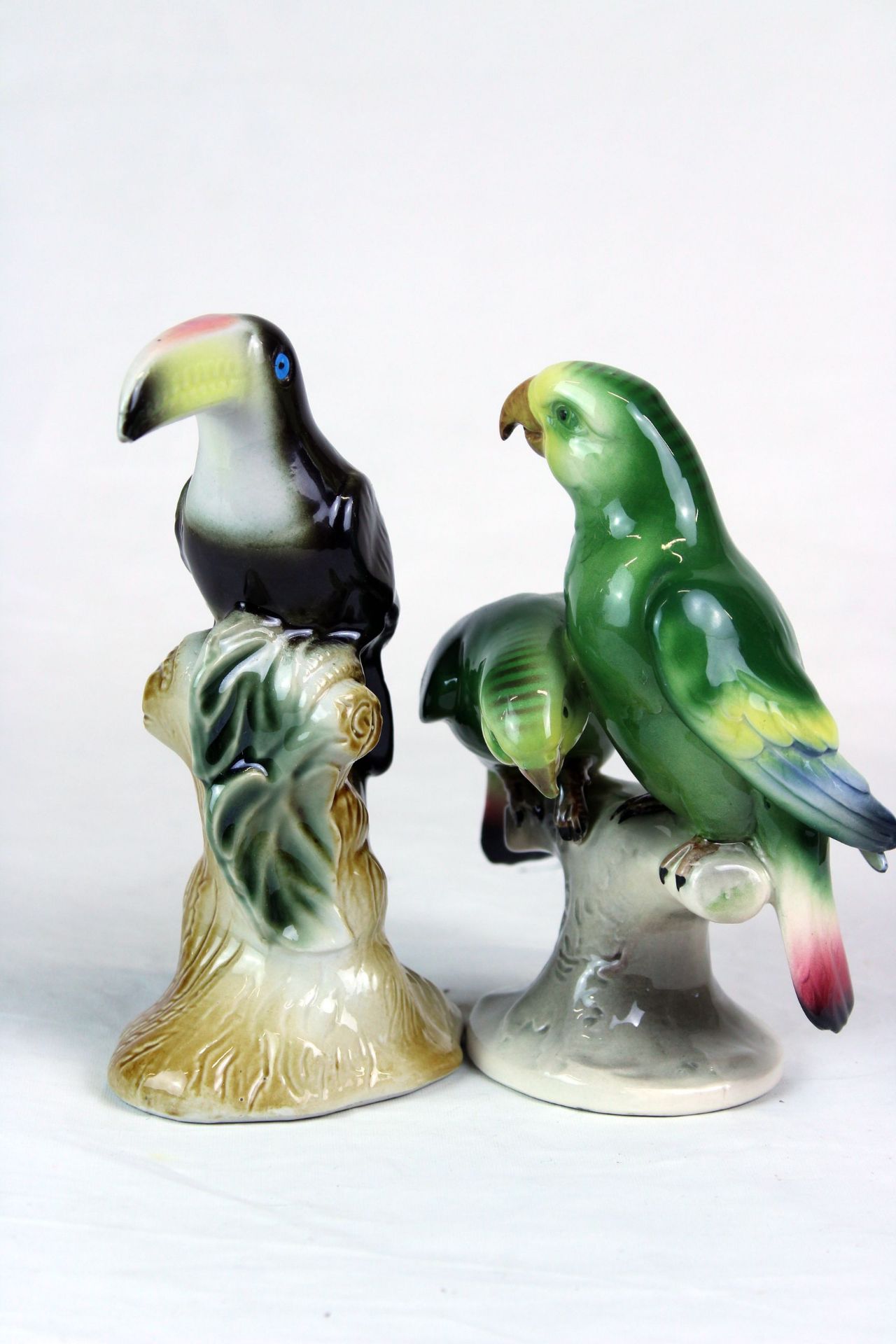 Zwei Porzellan Papageien Zwei Porzellan Figuren " Papagei " und " Tucan " Porzella