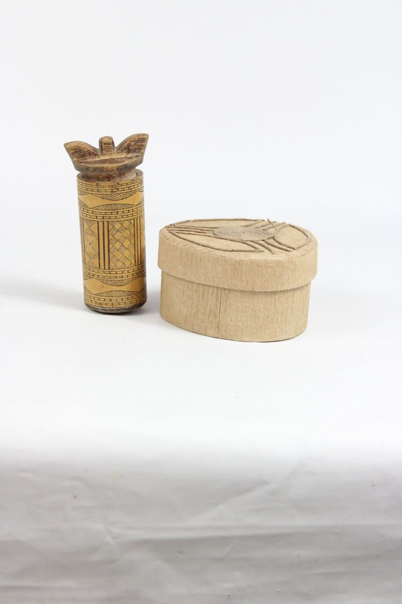 2 Holzboxen 2 Holzboxen Alpenländisch und afrikanisch Maße: ca. L. 11 cm, bzw.