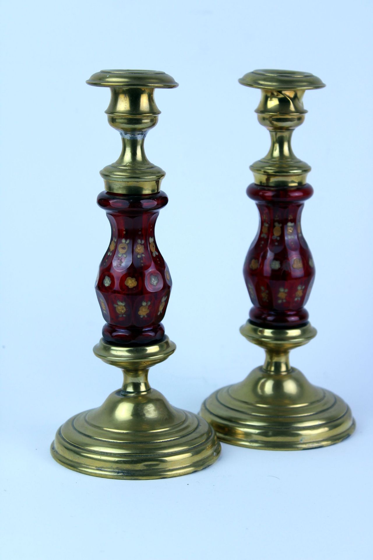 Wohl Biedermeier Kerzenleuchter Paar Kerzenleuchter mit bemaltem Rotglasschaft Maße : ca. H. 23 cm - Image 2 of 2