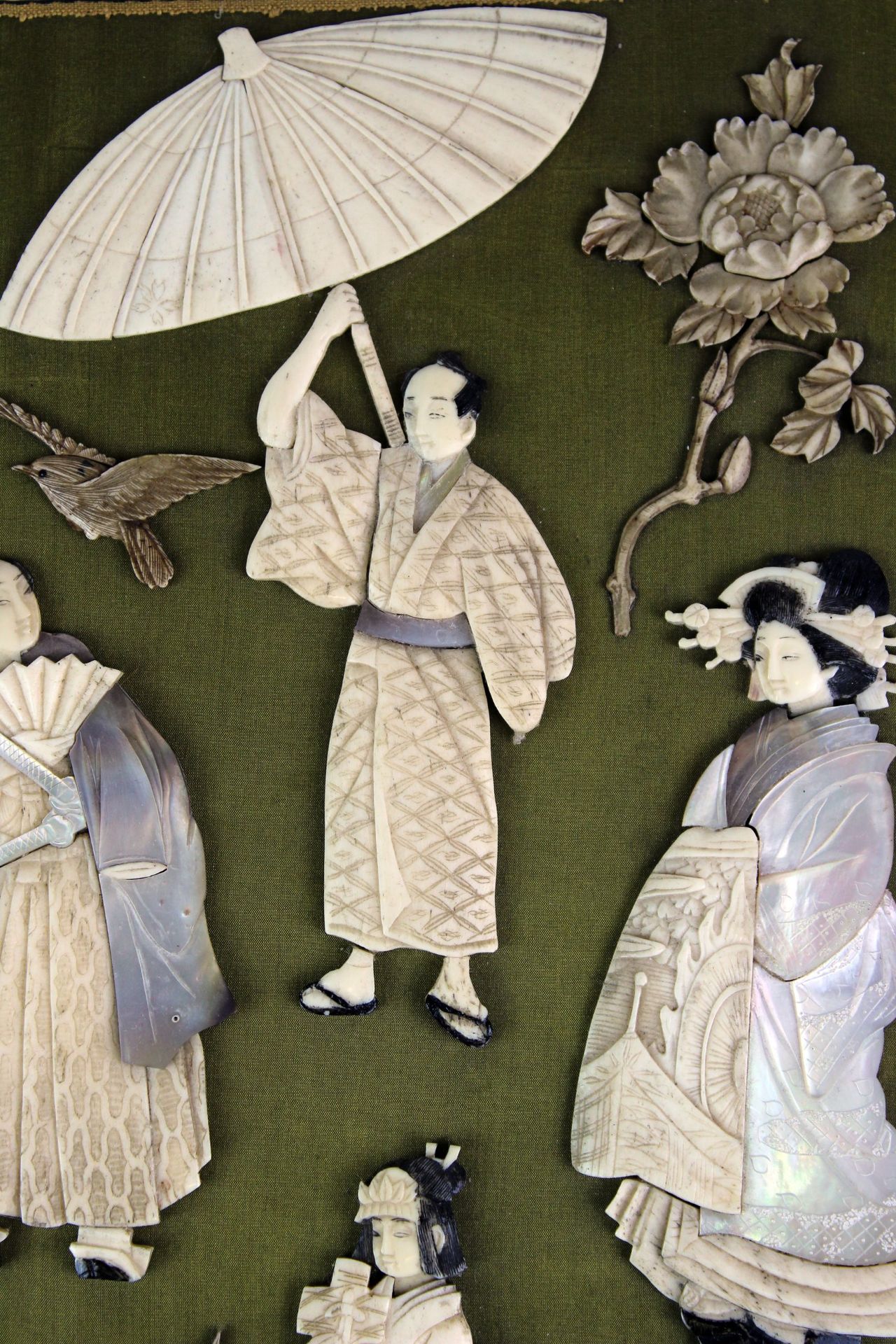 Japan, Elfenbein Plakette Hist. Darstellung " Im Lustgarten " Japen, Meji Periode - Image 3 of 5