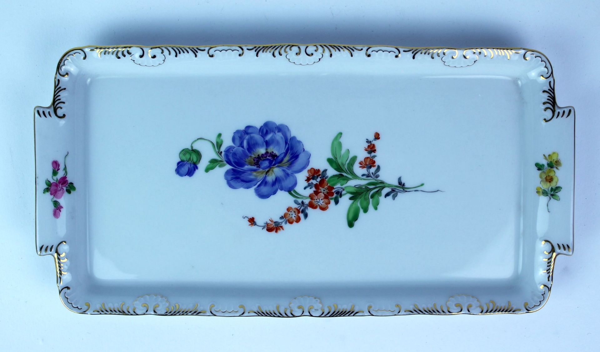 Meissener Servierplatte mit Blumendekor und Goldrand Maße : ca. 28 x 14 cm Blaue