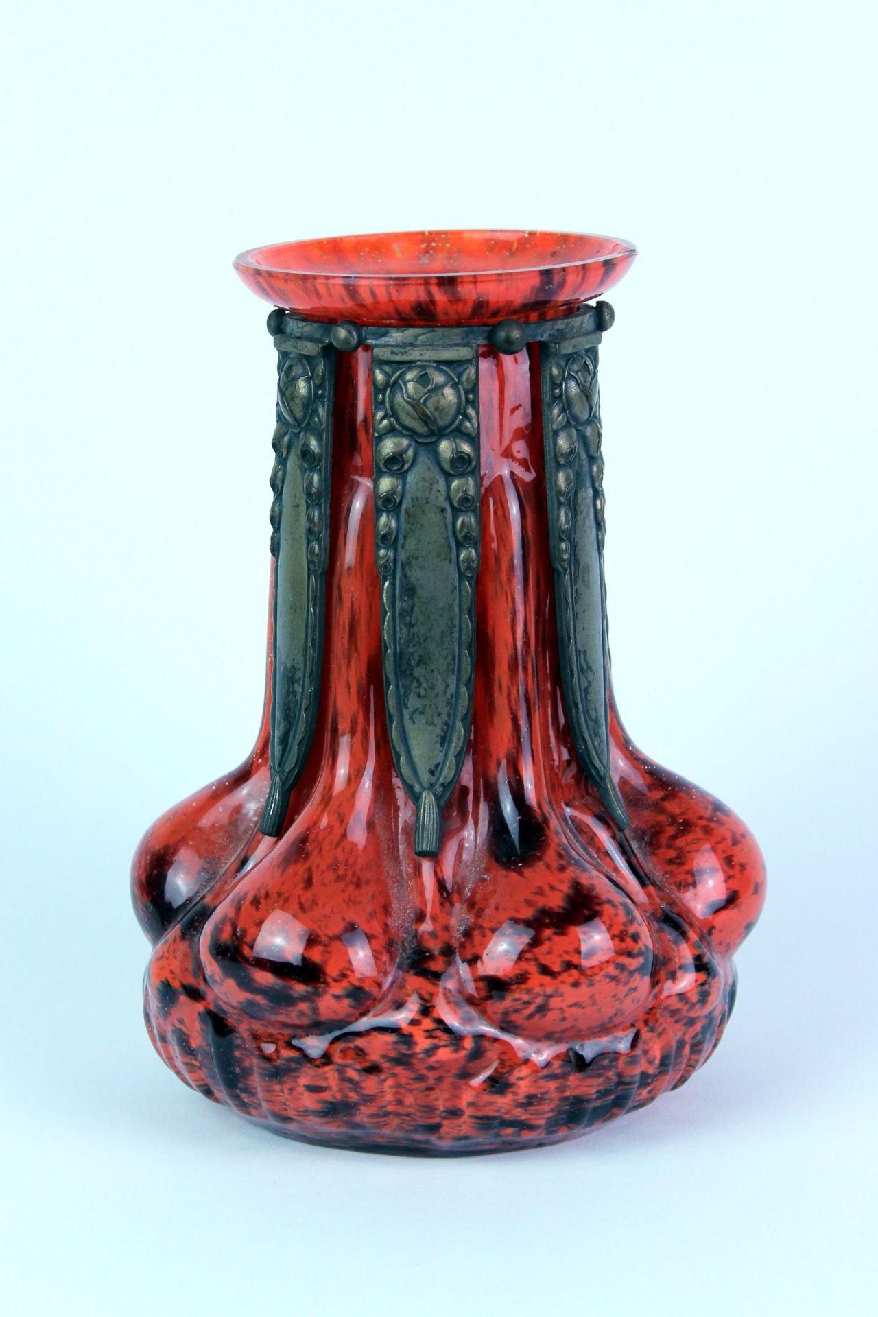 Jugendstil Glasvase Rotes Glas mit schwarzen Einschmelzungen und Bronzemontierungen <b