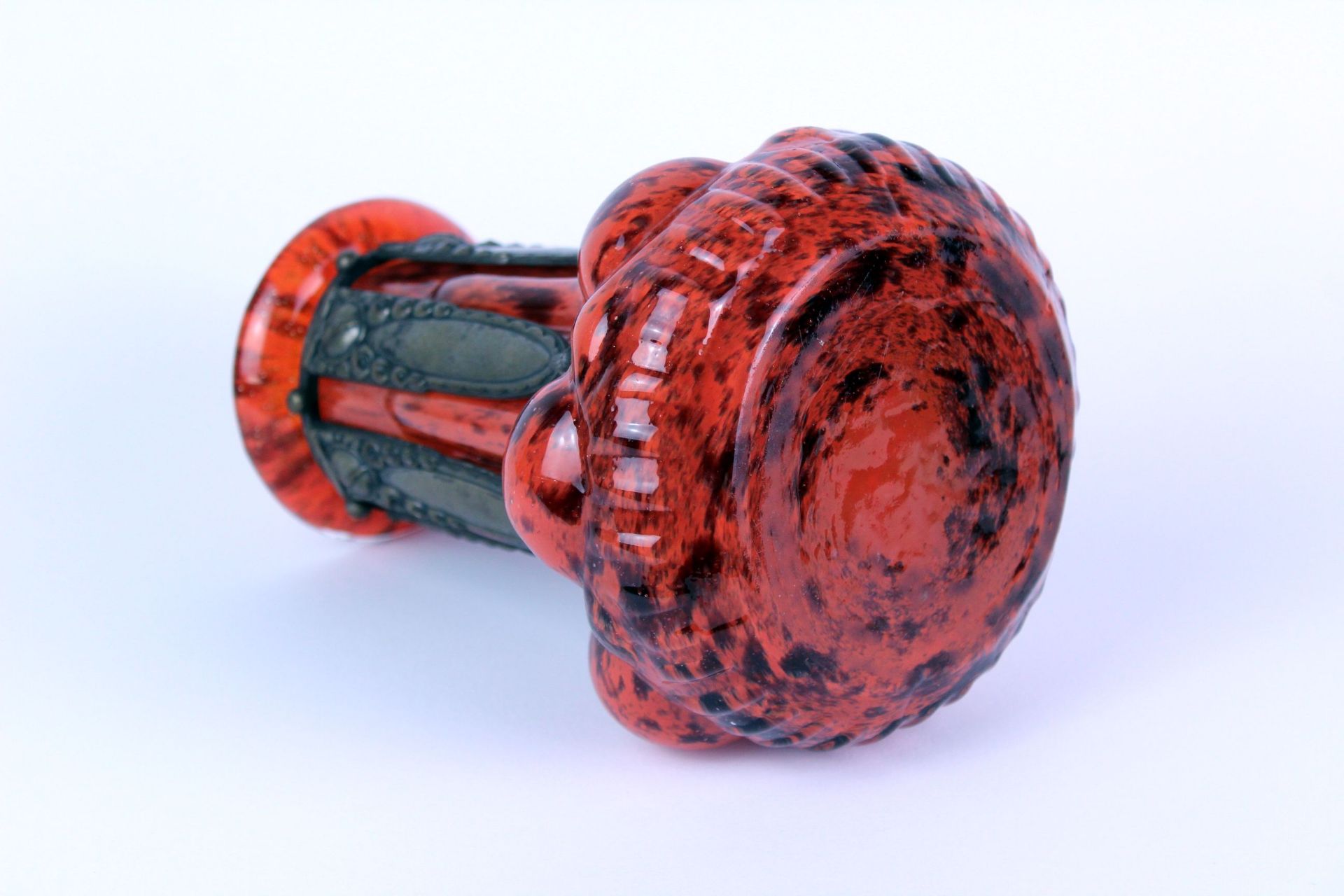 Jugendstil Glasvase Rotes Glas mit schwarzen Einschmelzungen und Bronzemontierungen <b - Image 5 of 5
