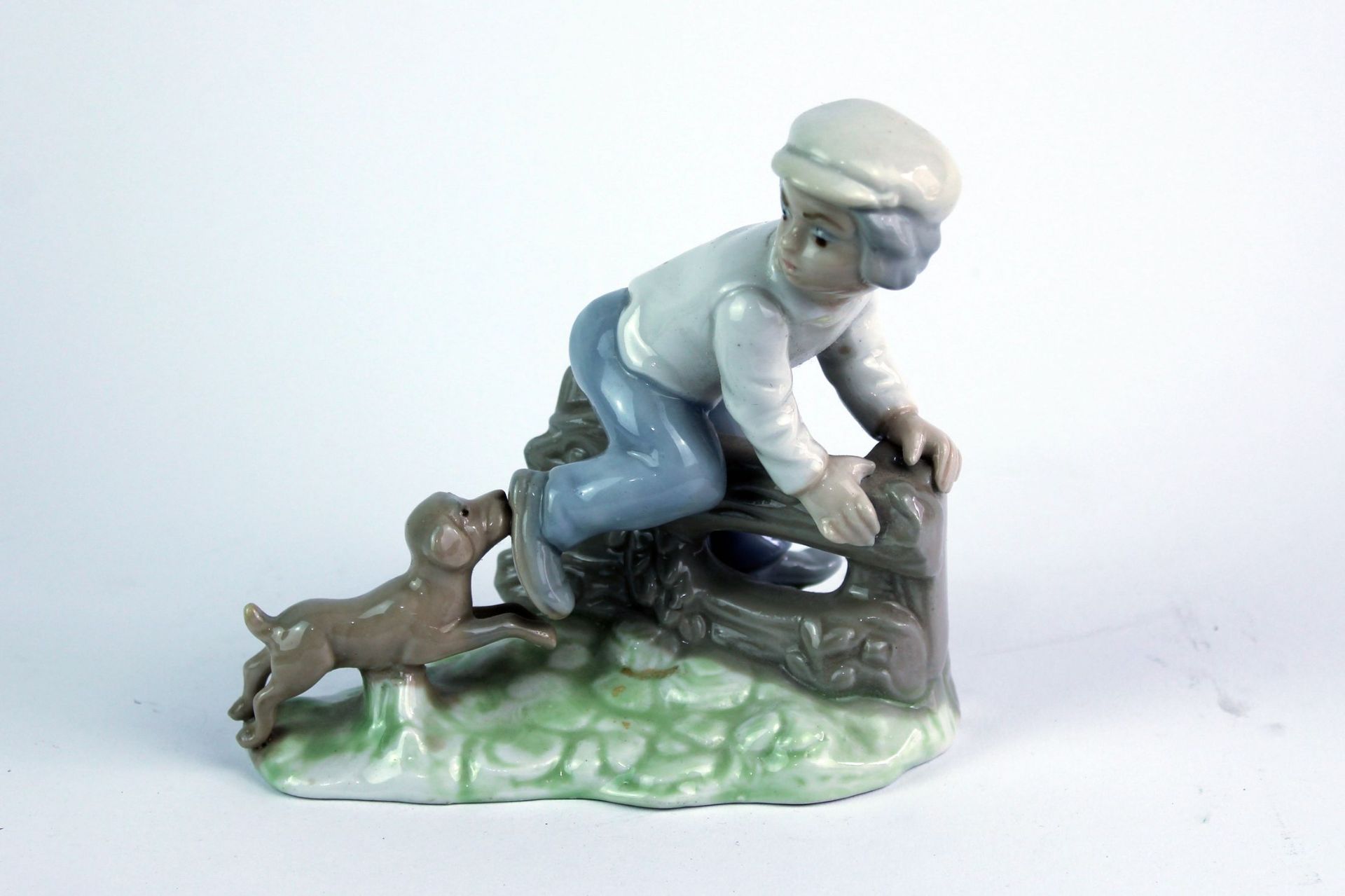 Porzellanfigur " Junge wird von Hund verfolgt " Maße: ca. 14,5 x 15 x 8 cm Bodenm