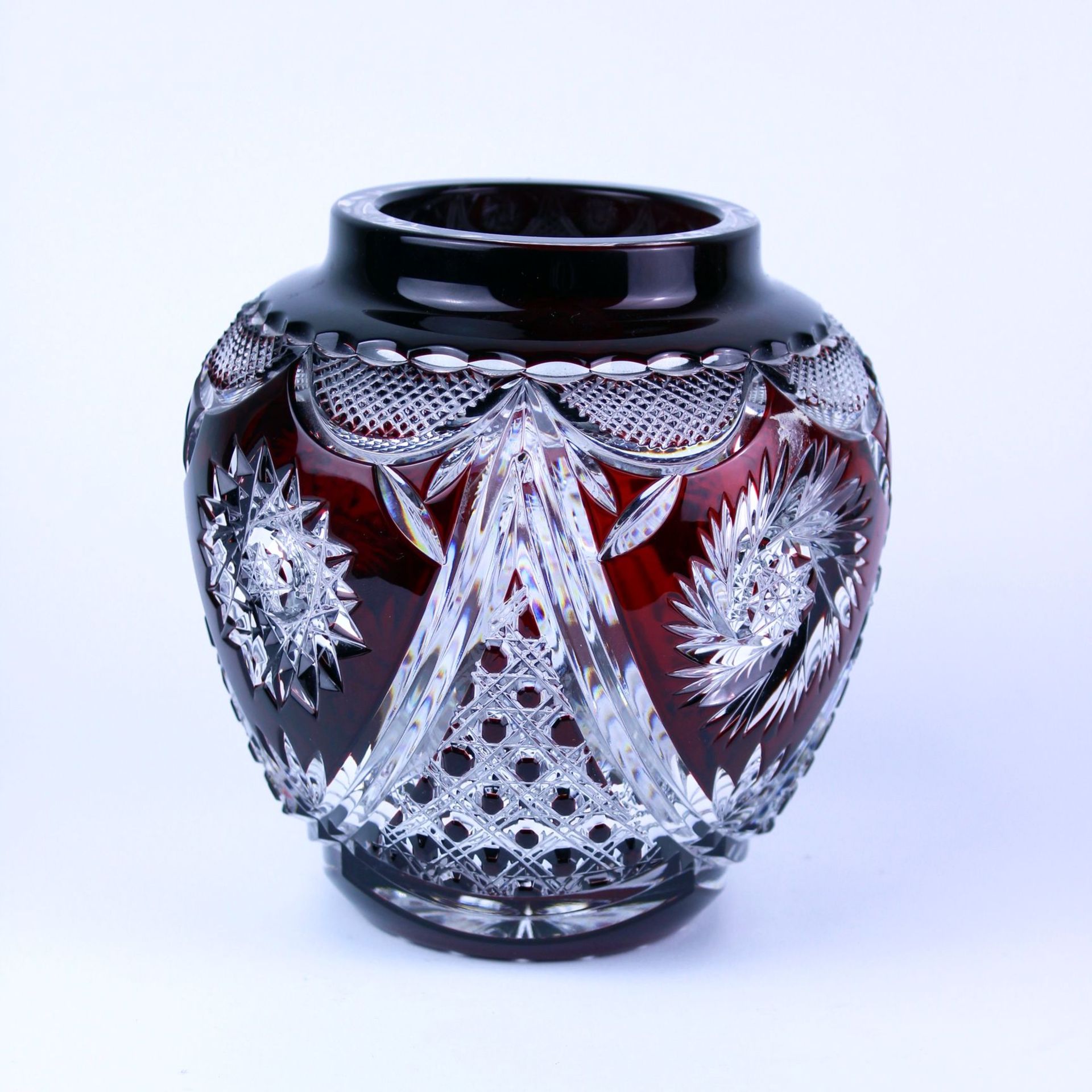 Geschliffene Böhmische Bleikristallvase Glas mit rotem Überfang, geschliffen Maße : ca. H. 16 cm - Image 2 of 2