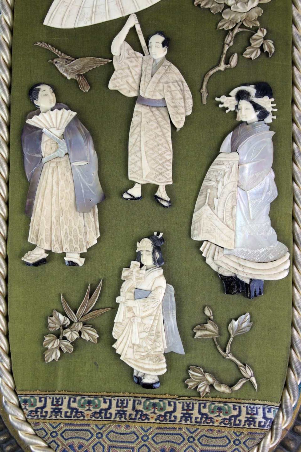 Japan, Elfenbein Plakette Hist. Darstellung " Im Lustgarten " Japen, Meji Periode - Image 2 of 5