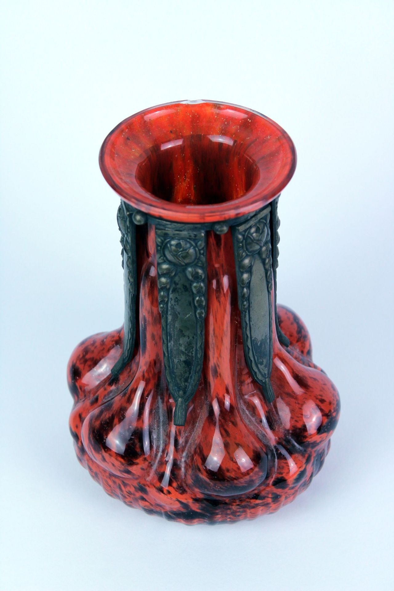 Jugendstil Glasvase Rotes Glas mit schwarzen Einschmelzungen und Bronzemontierungen <b - Image 4 of 5