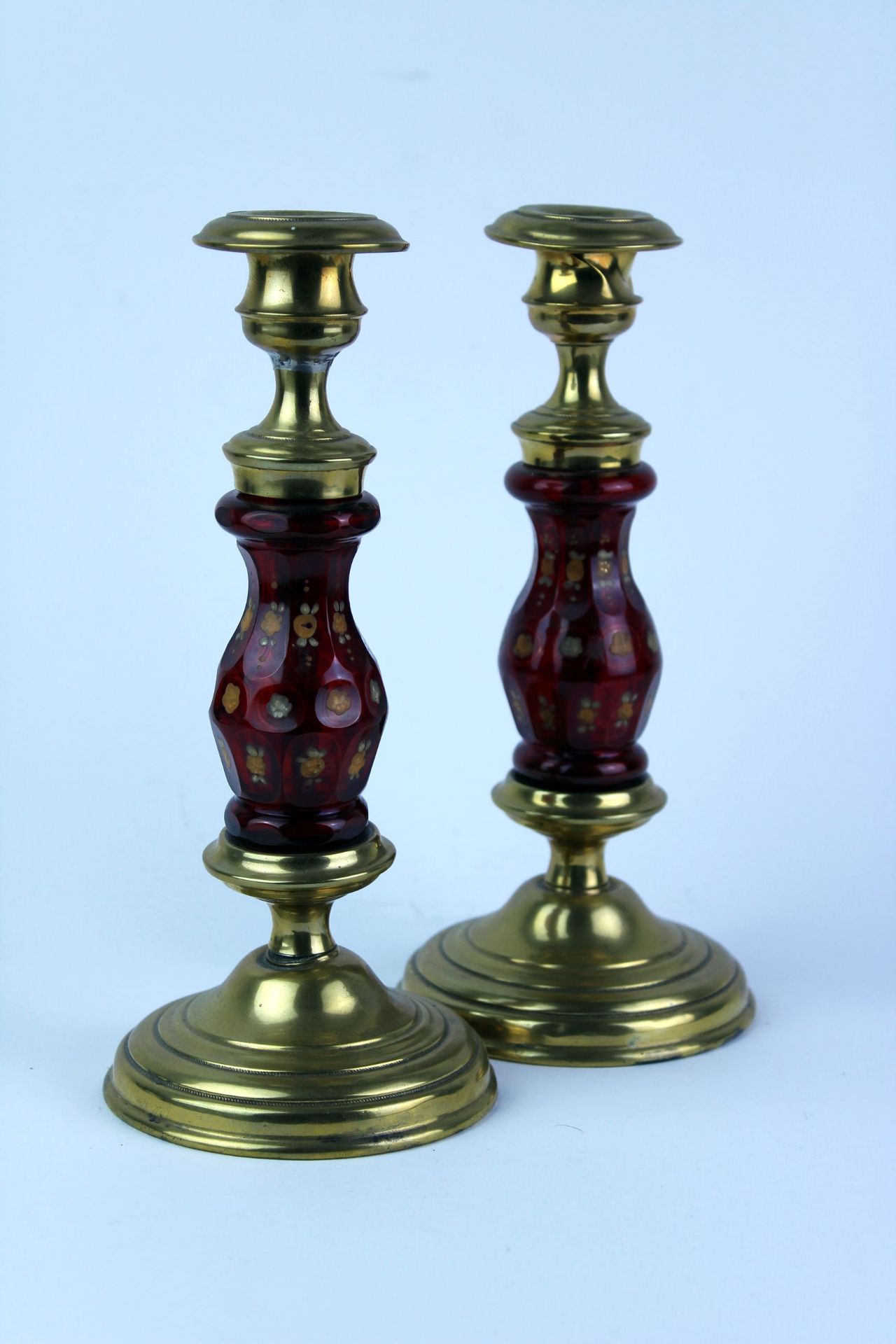 Wohl Biedermeier Kerzenleuchter Paar Kerzenleuchter mit bemaltem Rotglasschaft Maße : ca. H. 23 cm