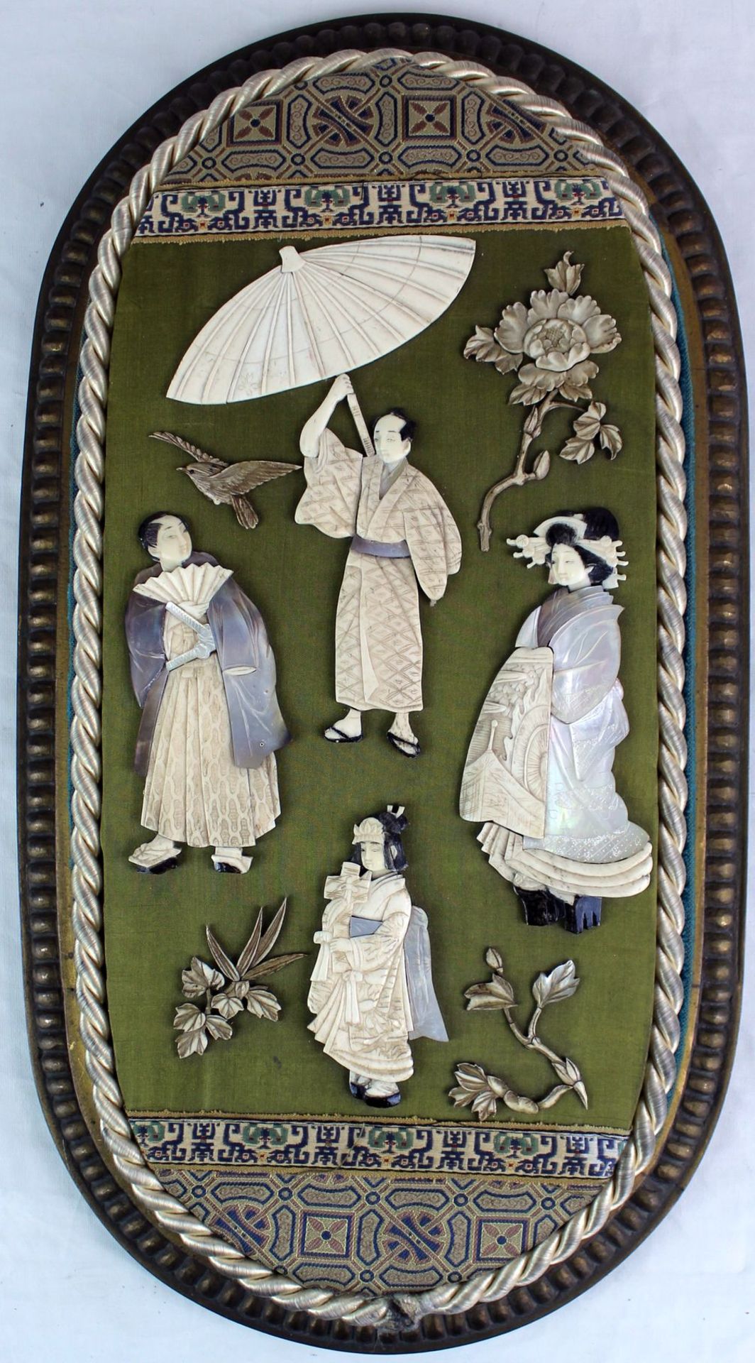 Japan, Elfenbein Plakette Hist. Darstellung " Im Lustgarten " Japen, Meji Periode