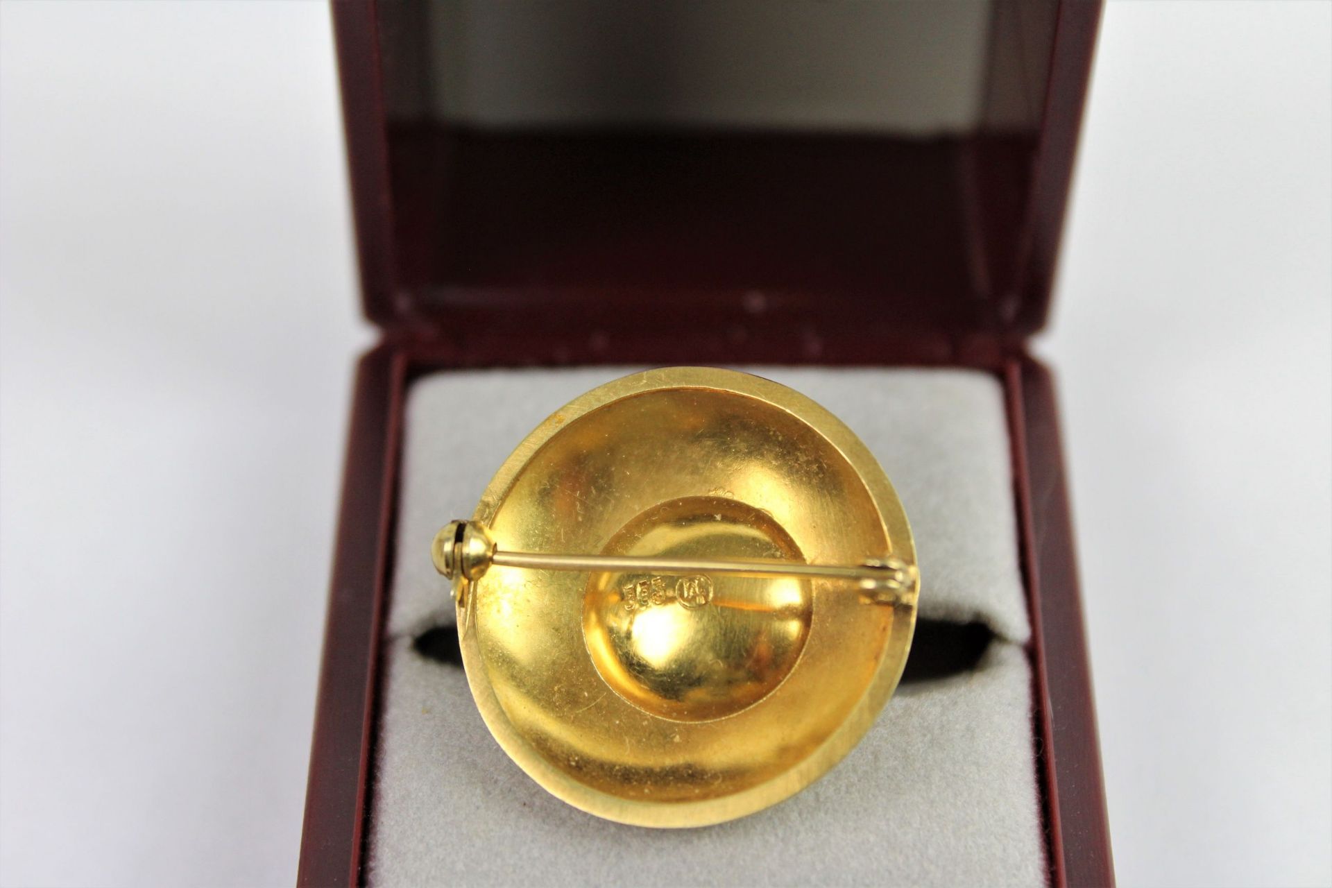 585 Goldbrosche mit Korallencabochon - Bild 2 aus 2