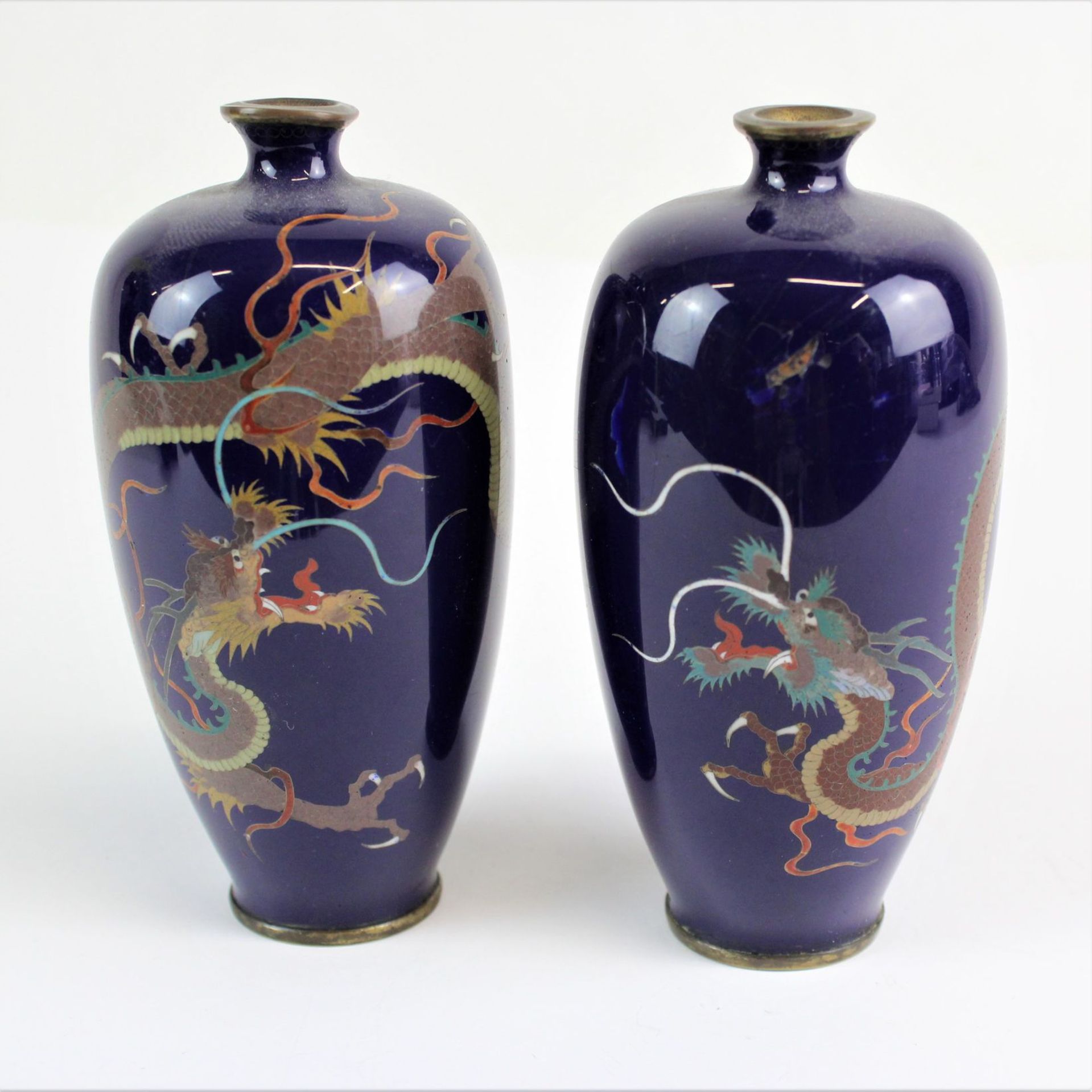 Japan Meji Periode Paar Cloisonne Emaille Vasen mit Drachenmotiven