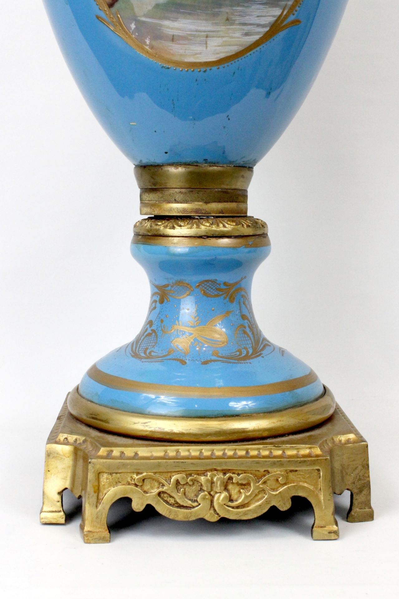 Große Sevres Deckelurnenvase mit Bronzeapliken - Bild 4 aus 8