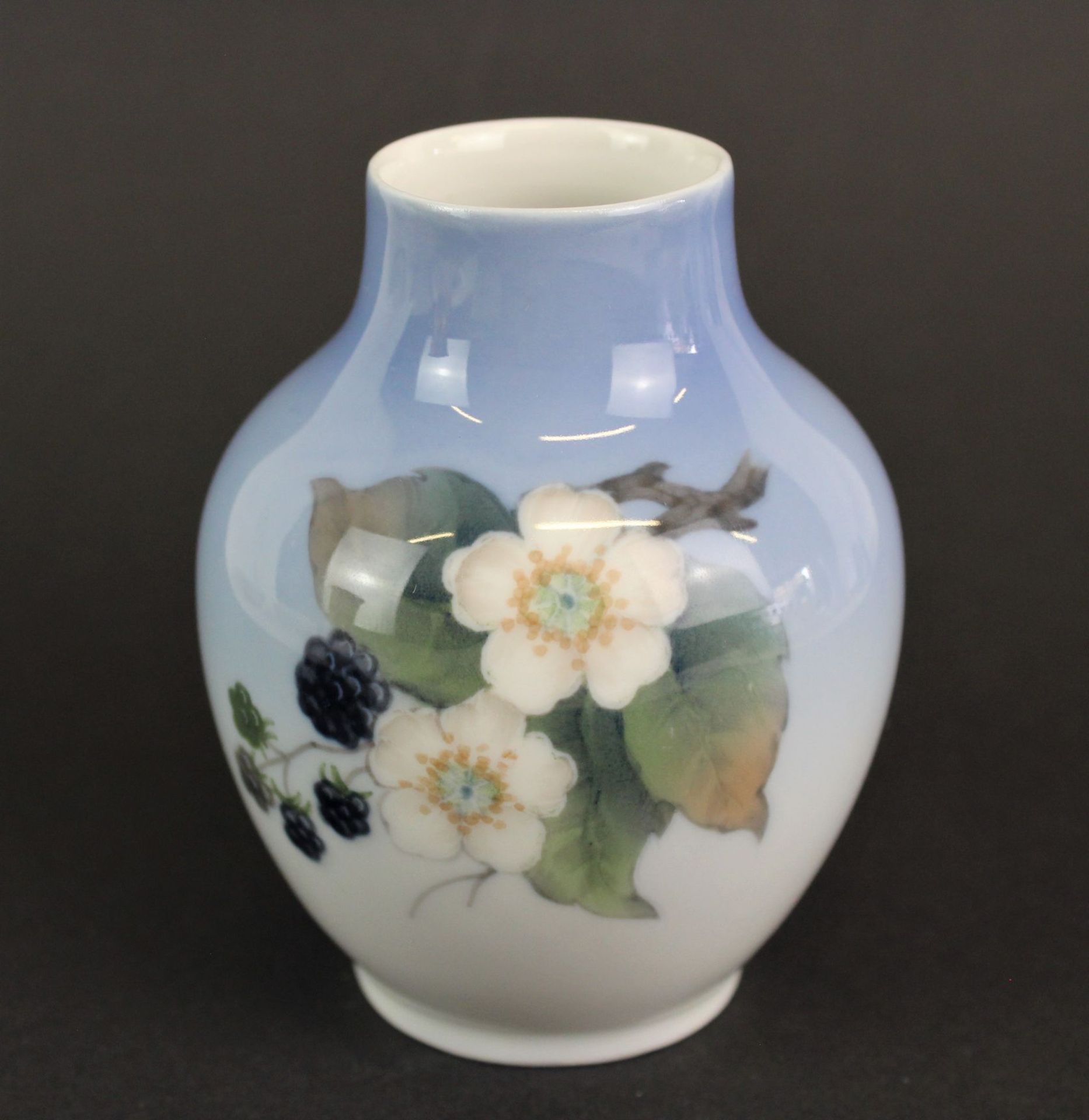 Royal Copenhagen Vase mit Blüten - und Bromberen Motiv