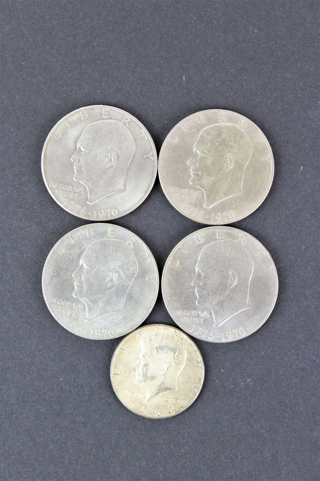 5 amerikanische SIlbermünzen 4 x 1 dollar, half dollar