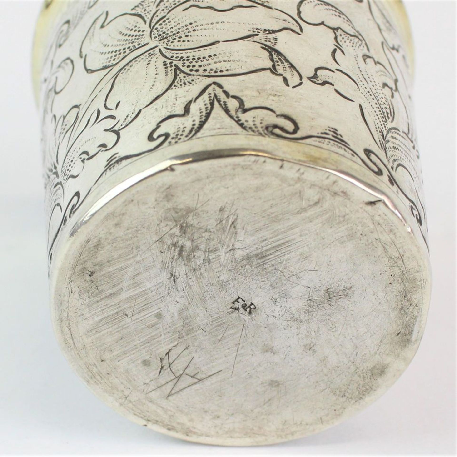 Barock Silber Becher mit Herstellerpunze und floralem Motiv, wohl 18.Jhdt. - Bild 3 aus 3