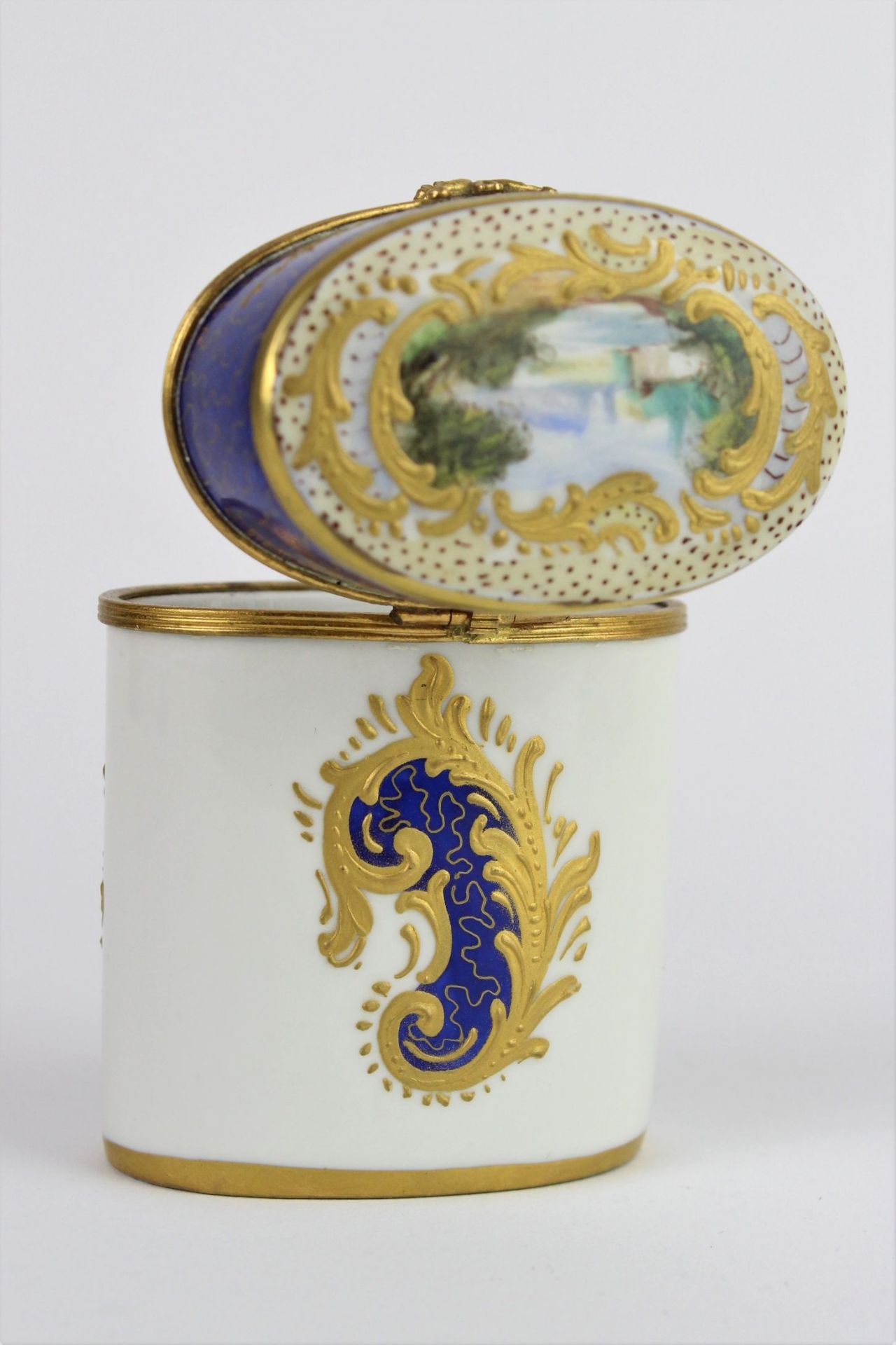 Sevres Deckeldose mit Bronzemontierung - Bild 4 aus 5