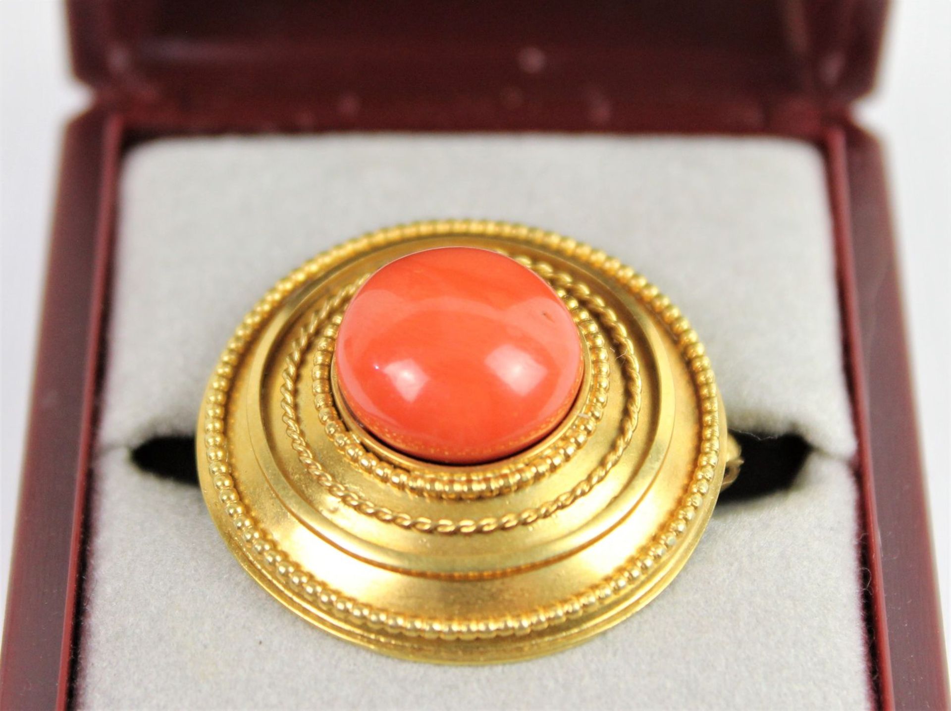 585 Goldbrosche mit Korallencabochon