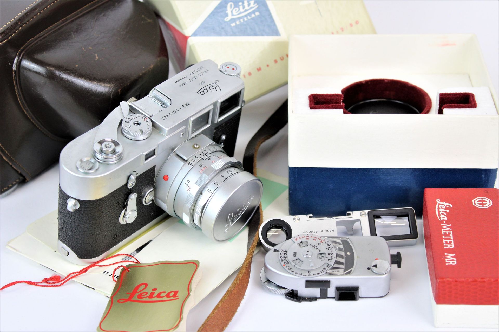 Leica M3 im originalen Lederetui mit Leitz Summicron 1:2/ 50 Objektiv und Belichtungsmesser