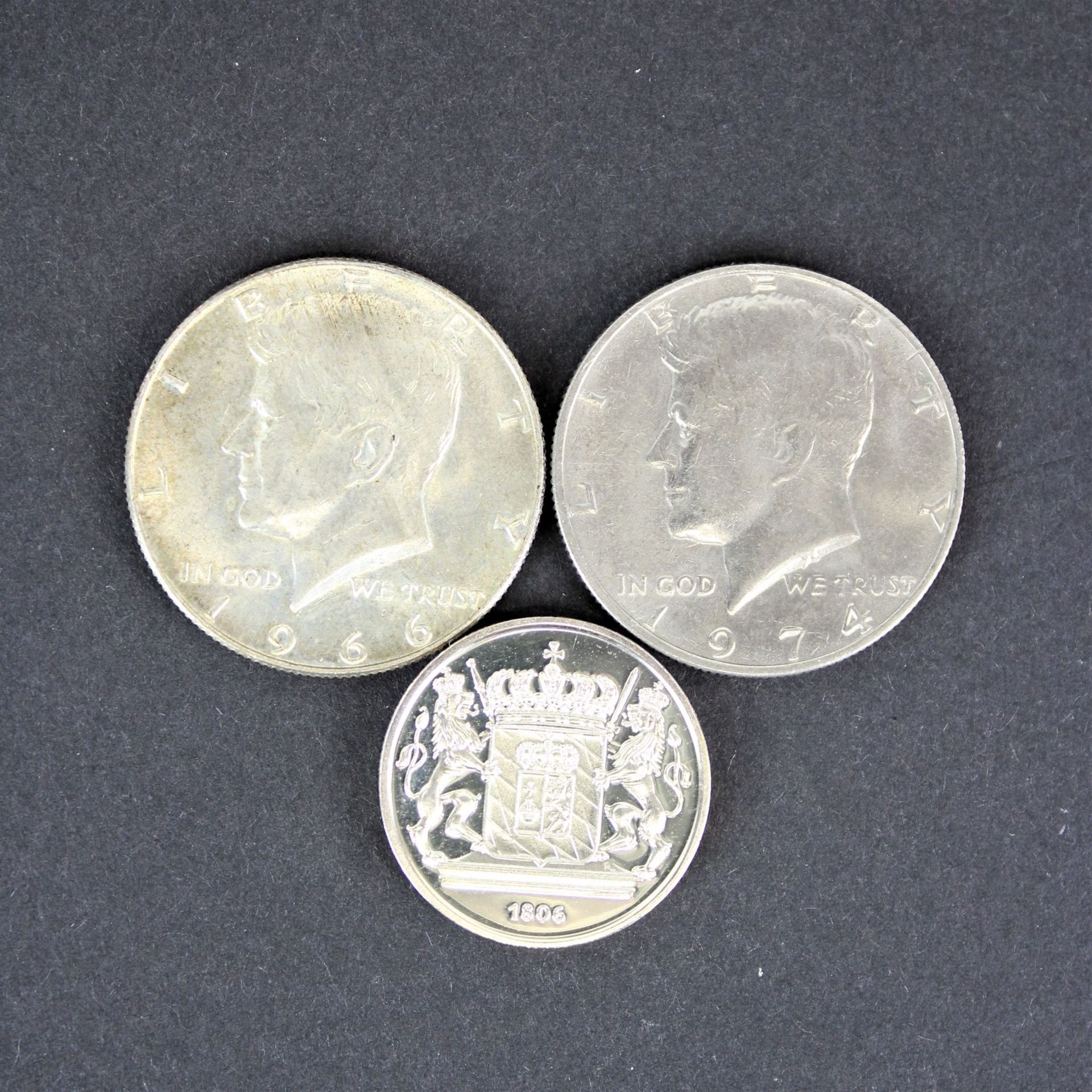 3 Silbermünzen " DIe Geschichte des bayerischen wappens " plus 2 half coin dollars
