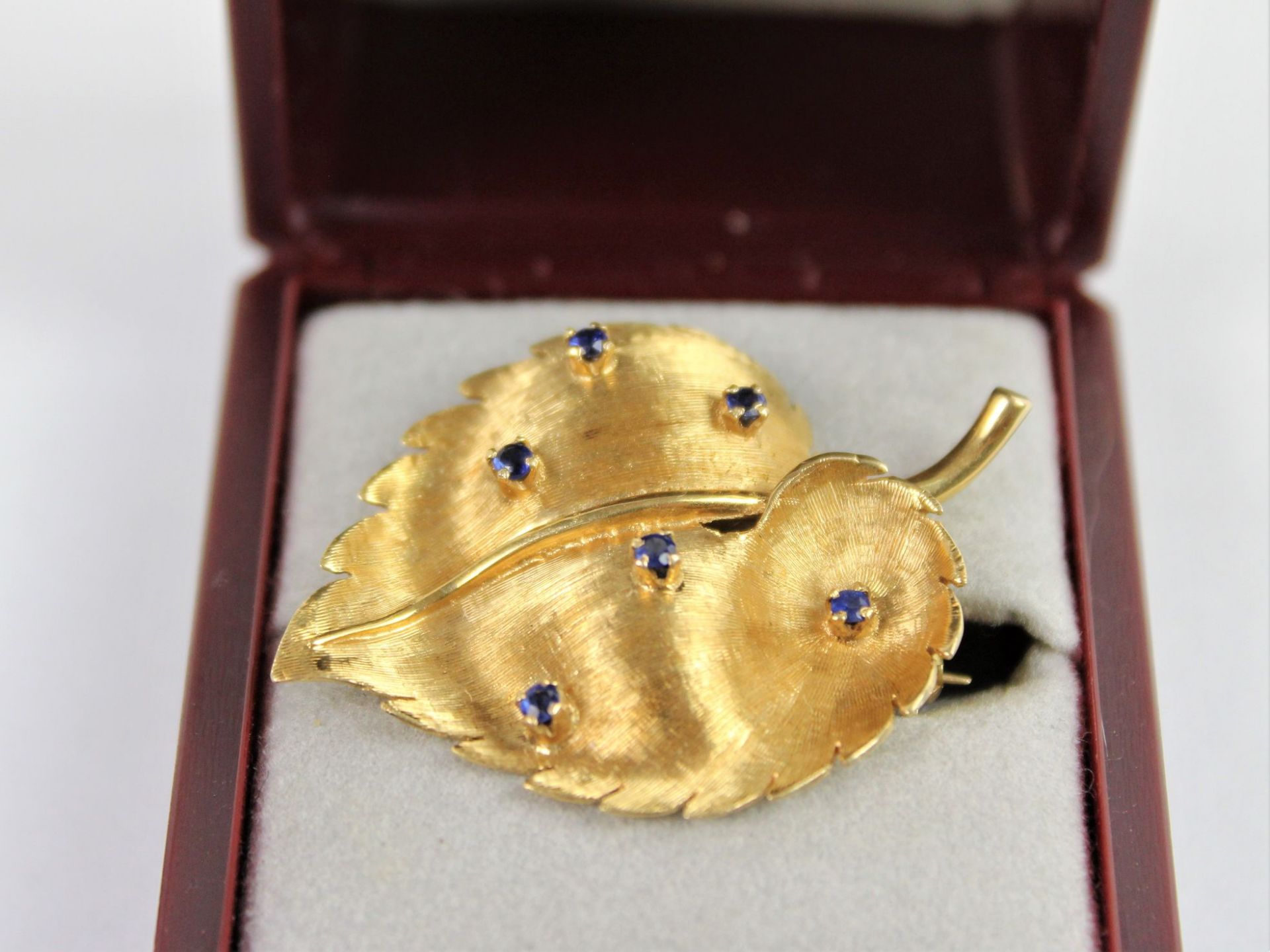 Blattbrosche 750 Gold mit kleinen blauens Steinen besetzt