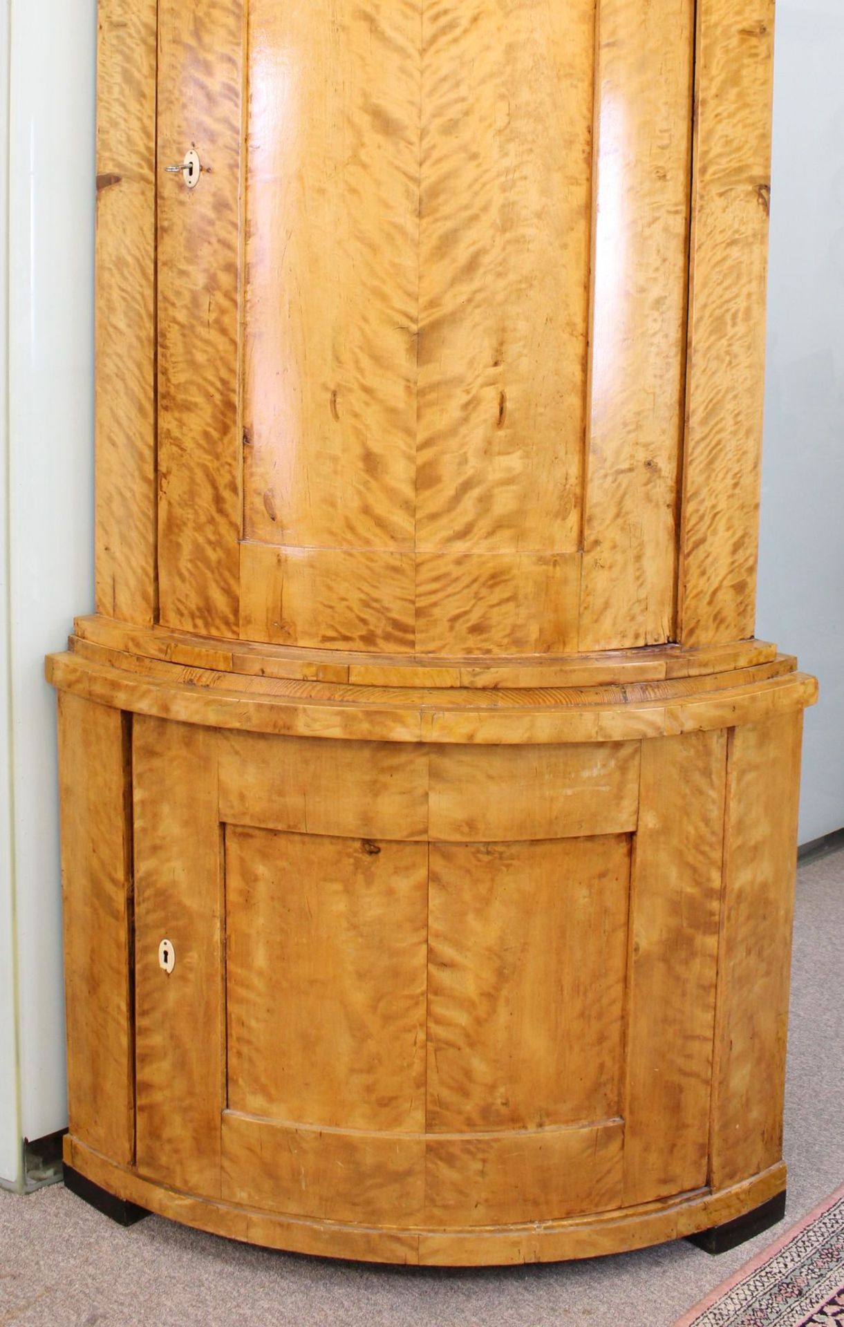 Biedermeier Eckschrank Birke furniert 2 teilig - Bild 2 aus 7