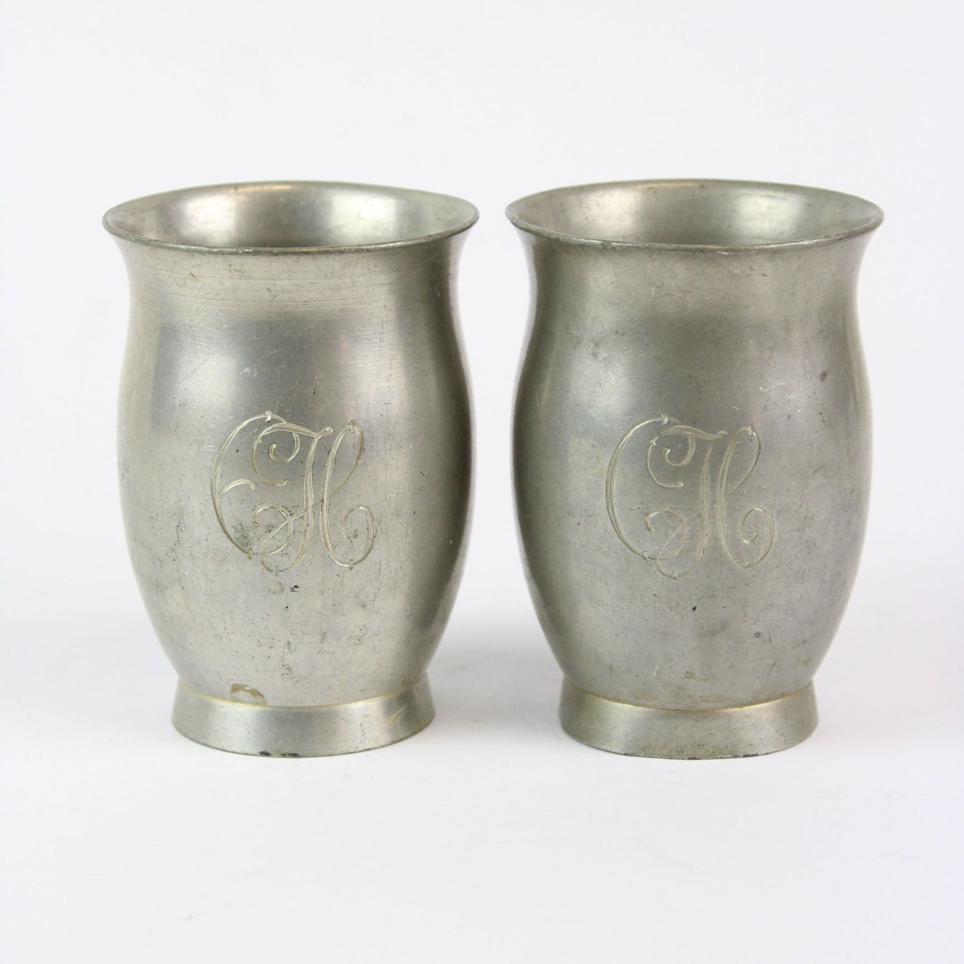 2 monogrammierte Zinnbecher