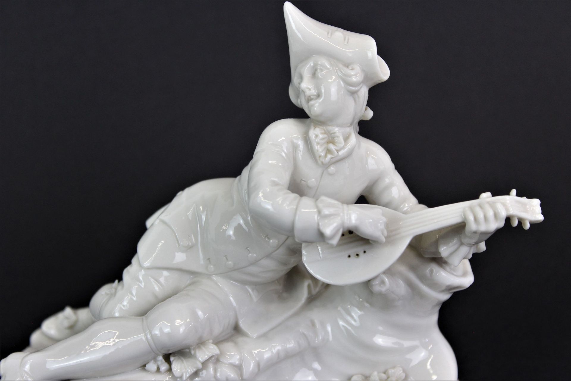 Nymphenburg Porzellan Figur " Romantische Szene mit musizierendem von Liebe betörtem Edelmann " - Bild 2 aus 7