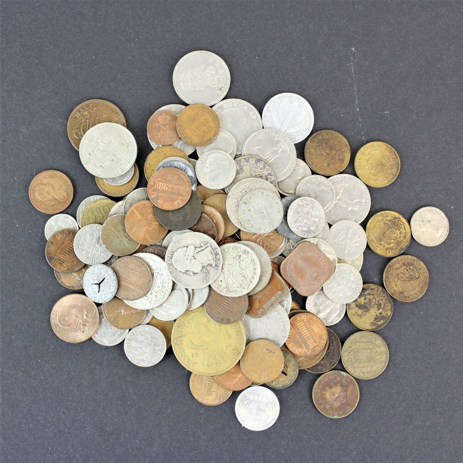 Konvolut unterschiedlicher Münzen aus Silber und anderen Materialien