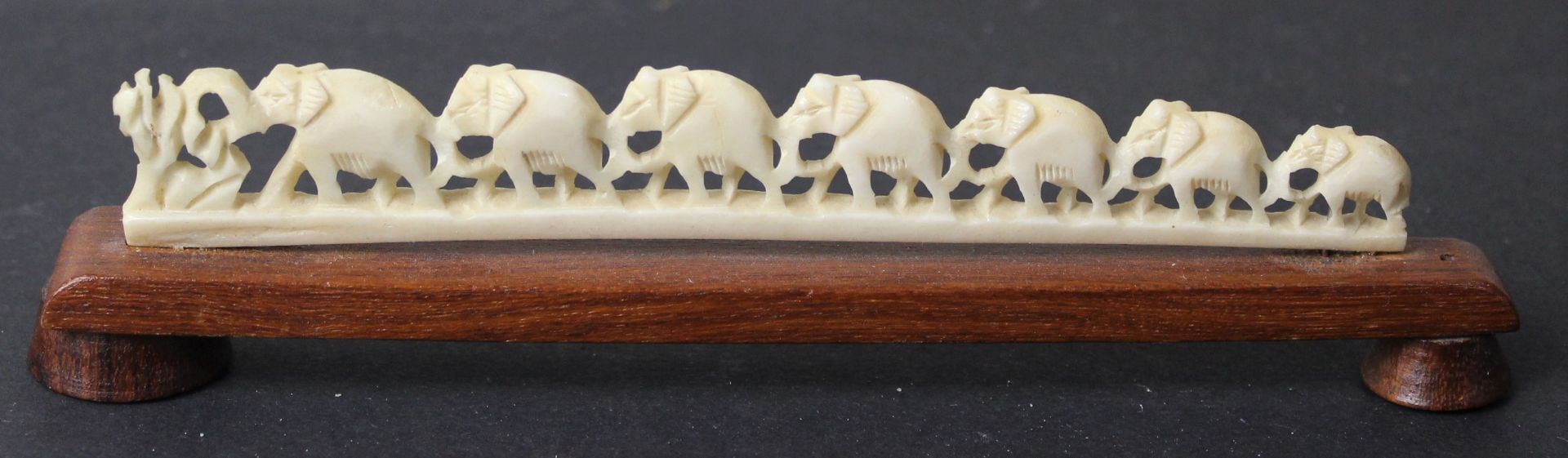 Elefantenreihe auf Holzsockel, wohl Elfenbein