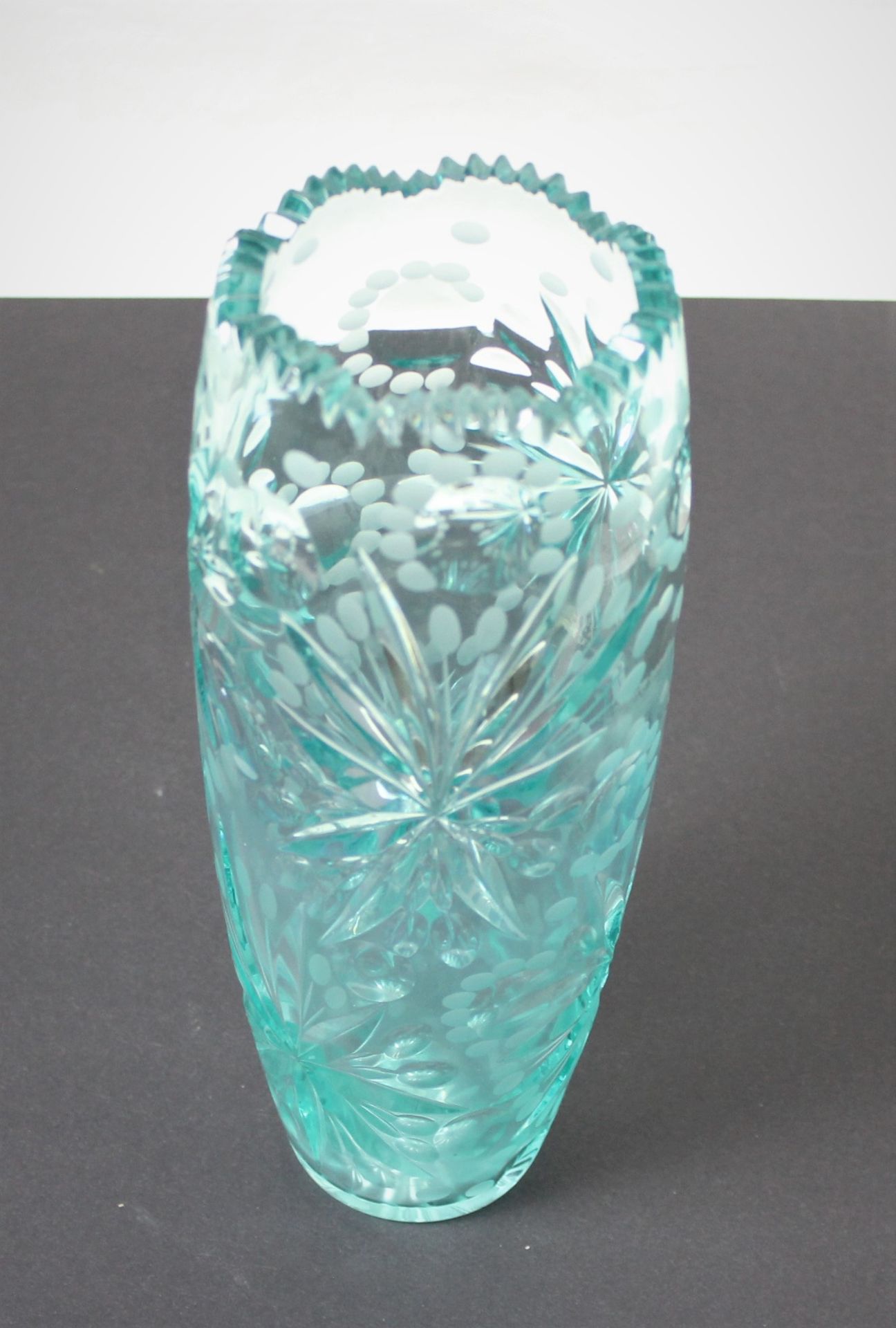 Aquamarinfarbene geschliffene Bleikristall Glas Vase