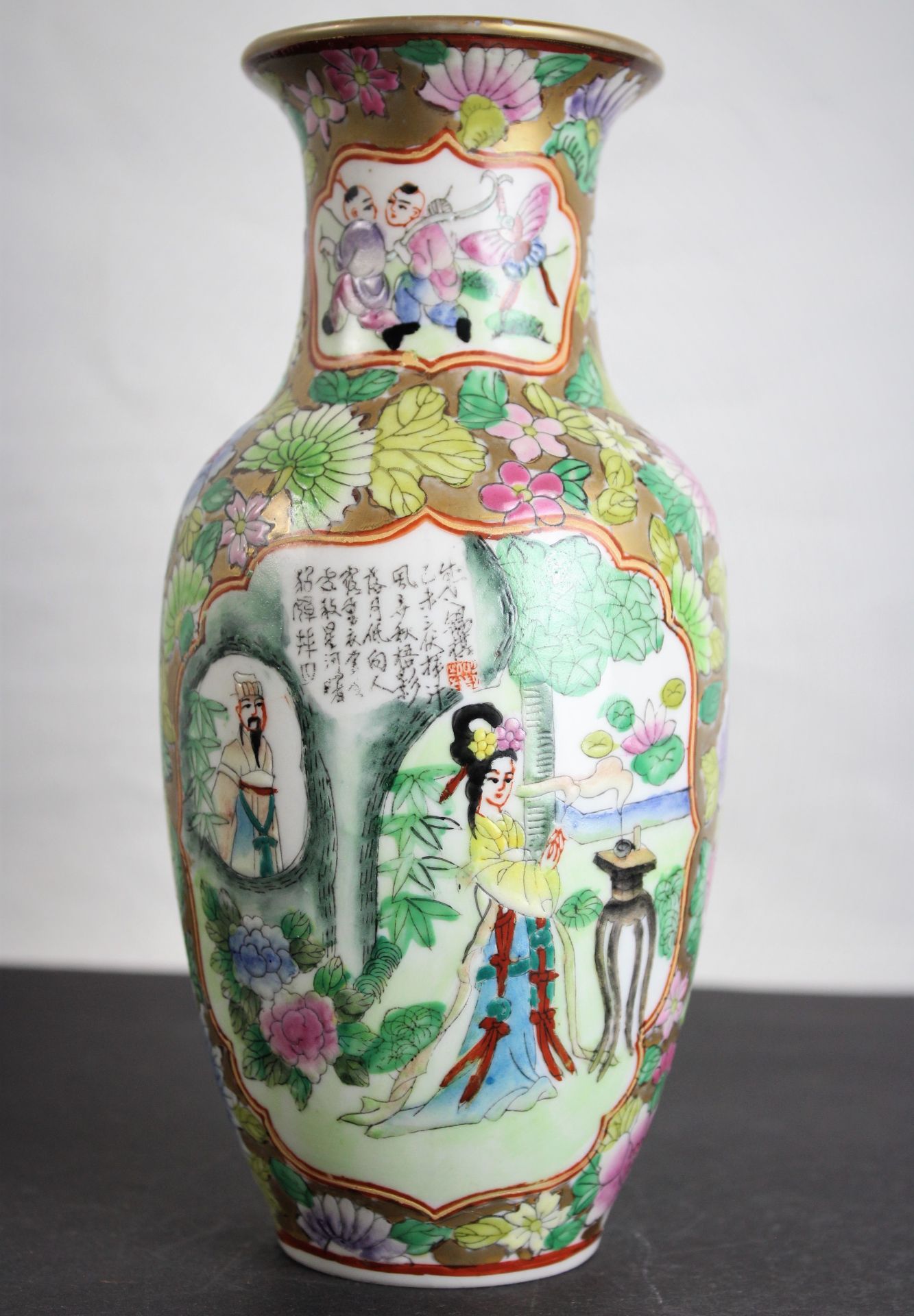 China Republik Zeit Millefleurs Vase mit Darstellung einer höfischen Szene