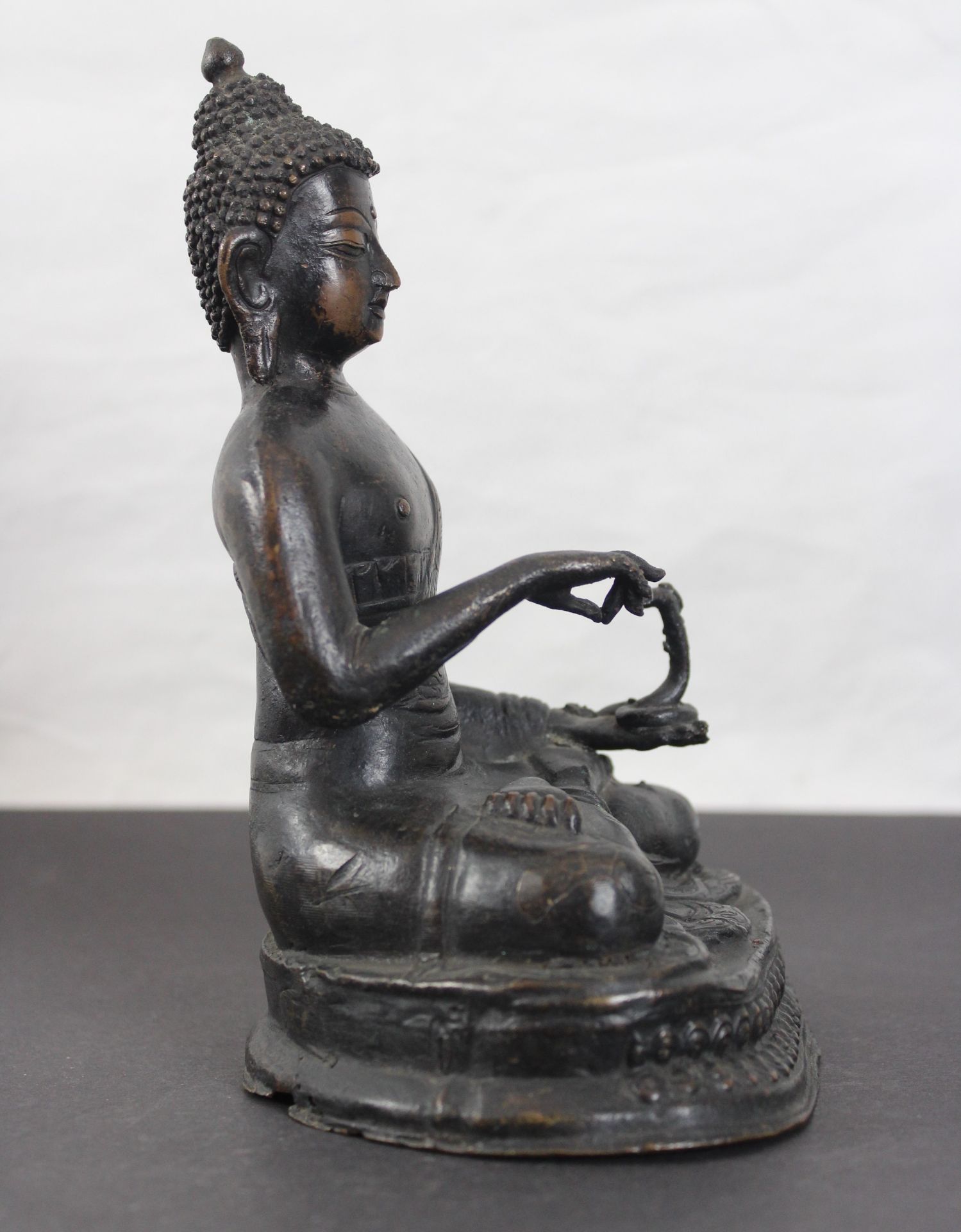 China 17. Jhdt Bronze Buddha im Lotussitz mit Schlange im rechten Arm - Bild 2 aus 5
