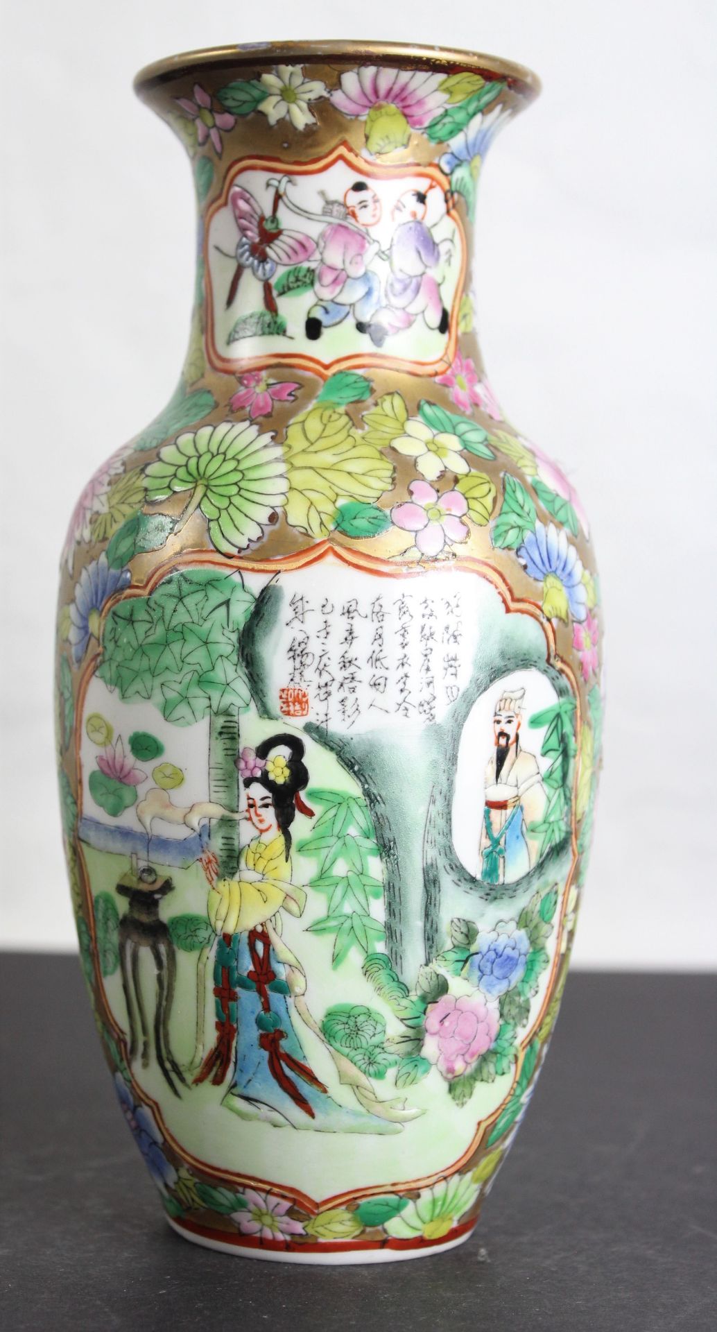 China Republik Zeit Millefleurs Vase mit Darstellung einer höfischen Szene - Bild 3 aus 4