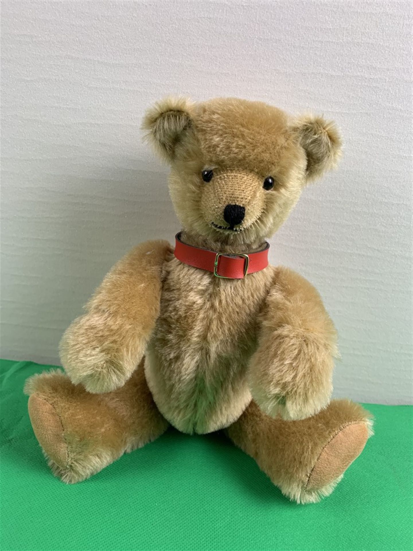 Bing Teddybär, beweglicher Kopf, rotes Halsband, H. 28 cm - Bild 2 aus 2