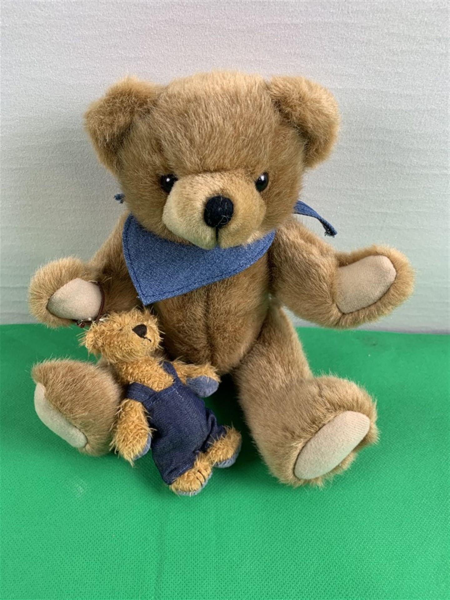 Bing Teddy mit Jeans Halstuch und kleinem Teddy Anhänger, H. 26 cm