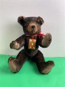 Handgemachter dunkelbrauner Bing Teddybär sprechend No 1/ 1500 Sammlerstück rotes Halstuch, H. 40 cm