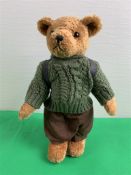 Teddybär, braune Hose, grüner Pulli, Rucksack,Bing, H. 27 cm