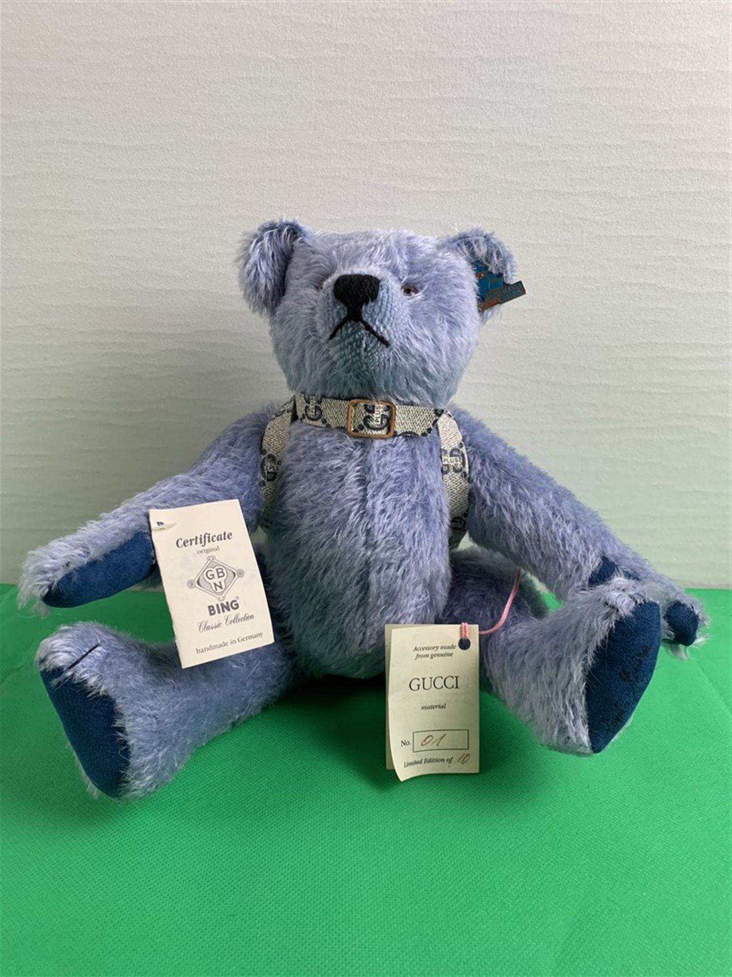 Bing Teddy aus Levi Strauss Museum, mit Gucci Rucksack, Zertifikat, sprechend, 1/ 10, H. 30 cm