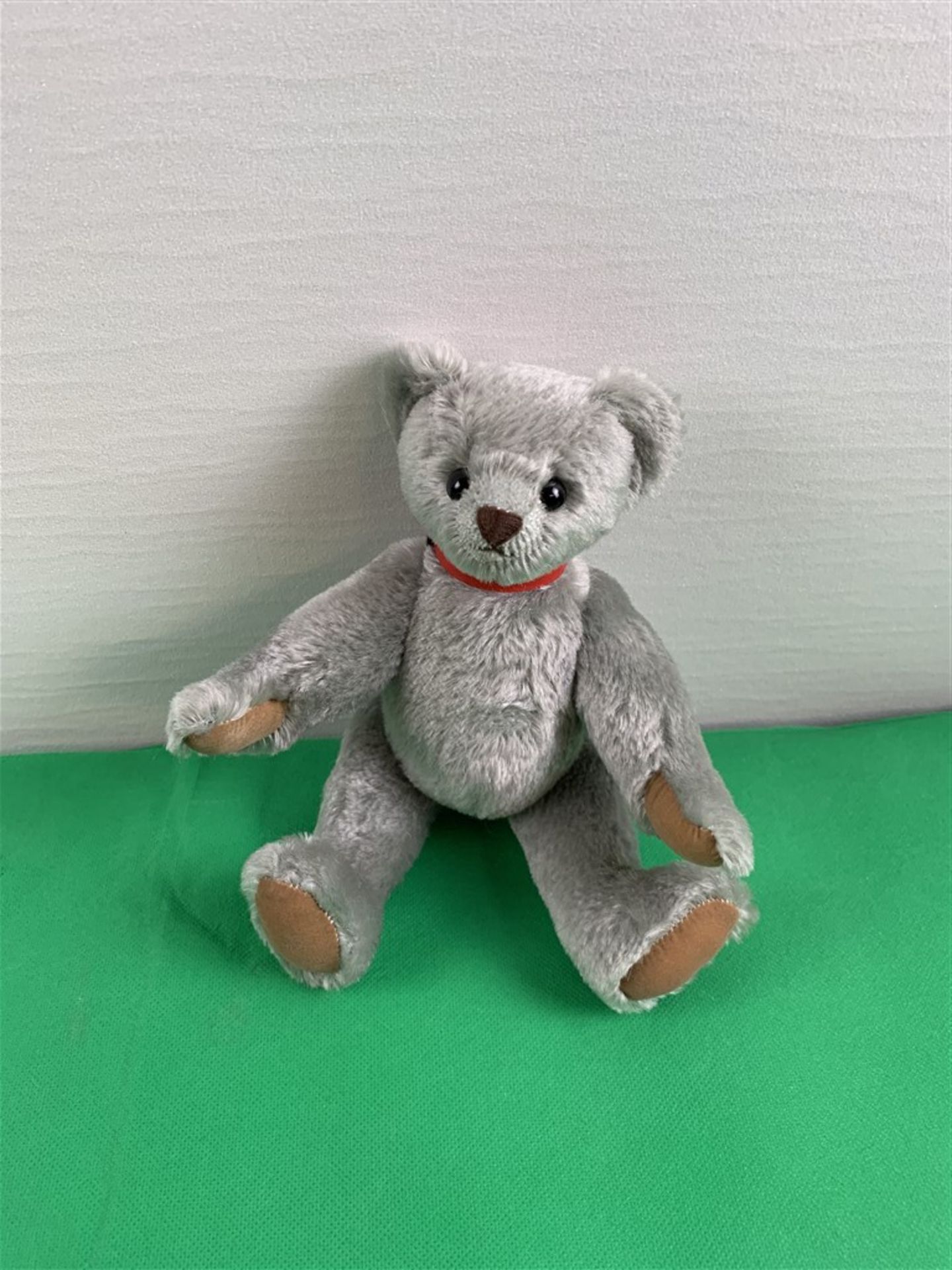 Grauer Teddy mit rotem Halsband, Bing, H. 22 cm