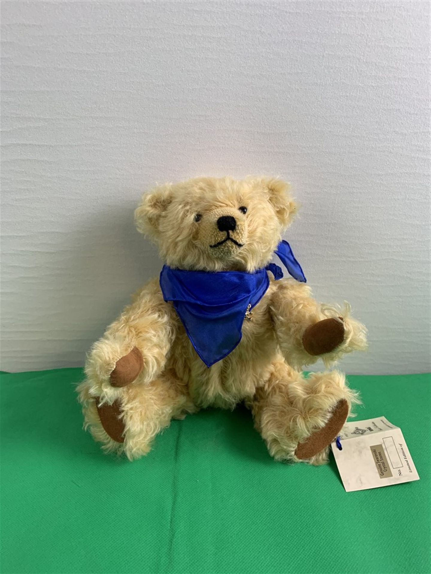 Bing Swarowski Teddy, blaues Halstuch,H. 27 cm