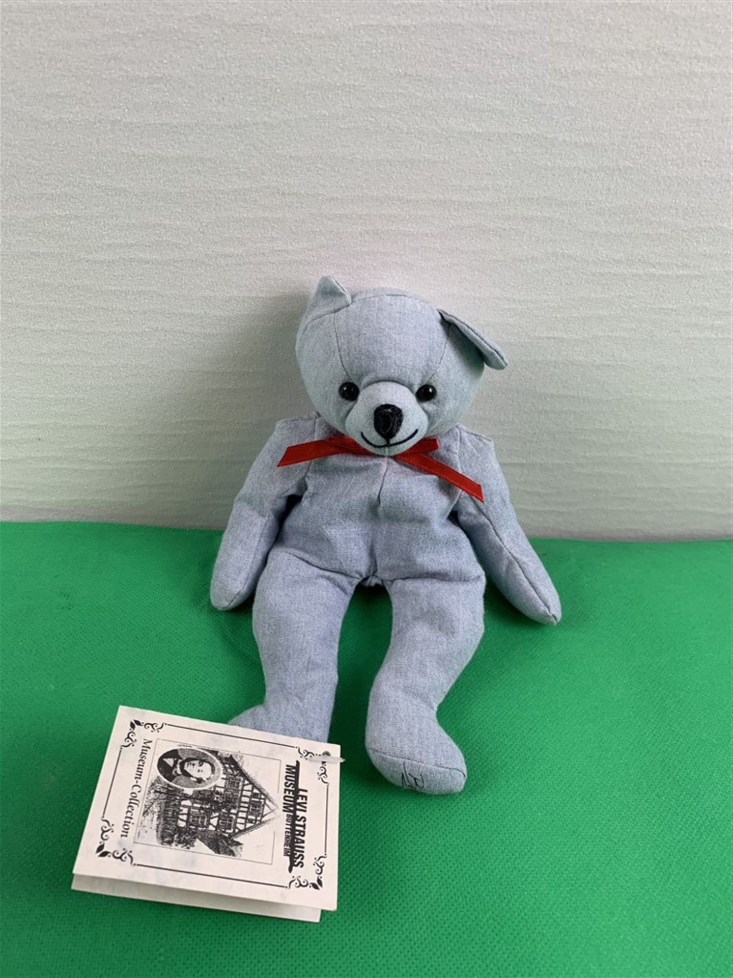 Bing hellblauer Teddy mit rotem Halsband, H. 20 cm